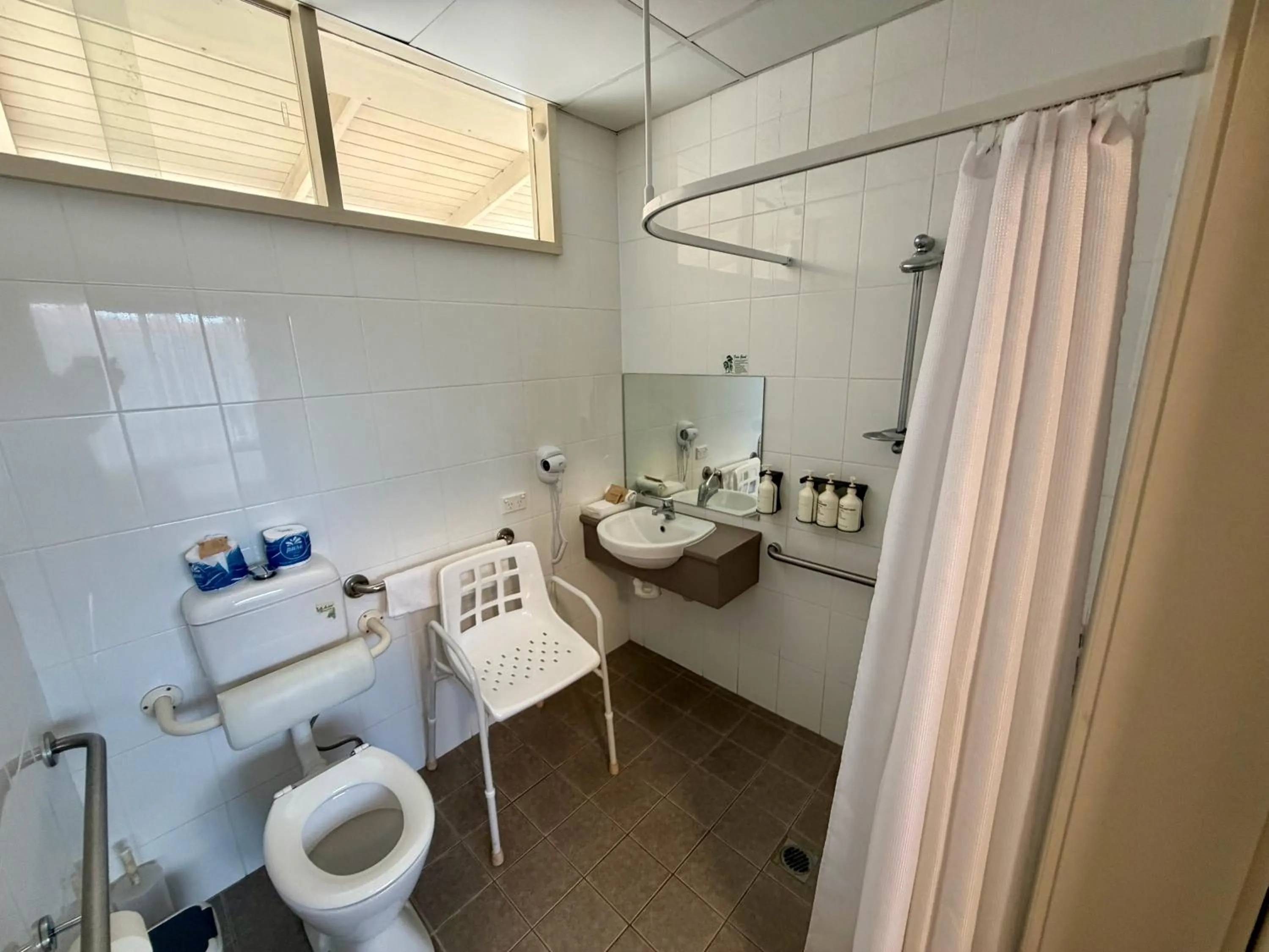 Shower in Ashwood Motel