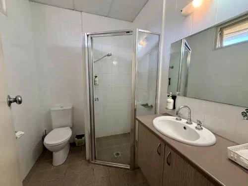 Shower in Ashwood Motel