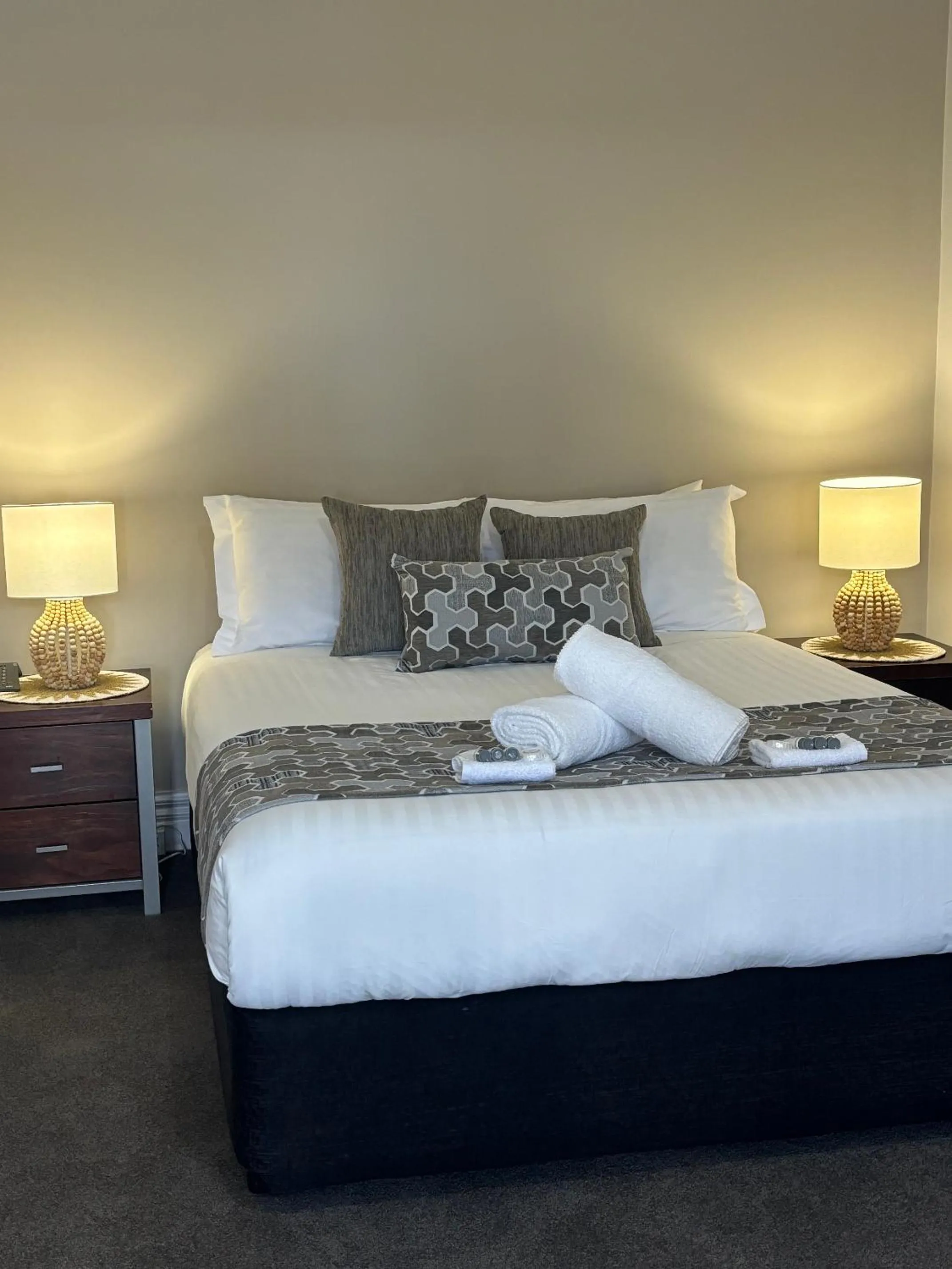 Property building, Bed in Silver Haven Motor Inn