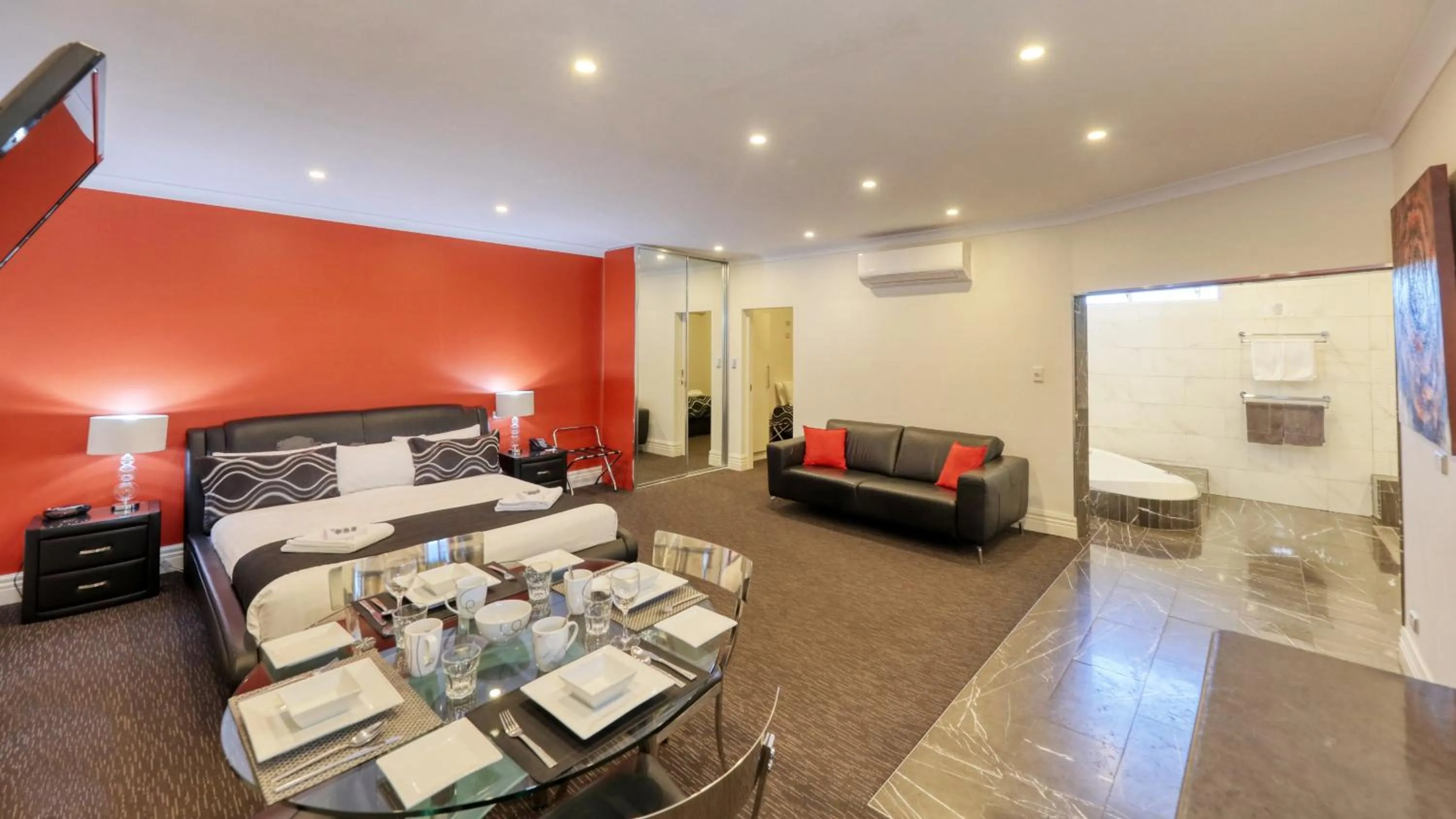 Seating area, Bed in Silver Haven Motor Inn