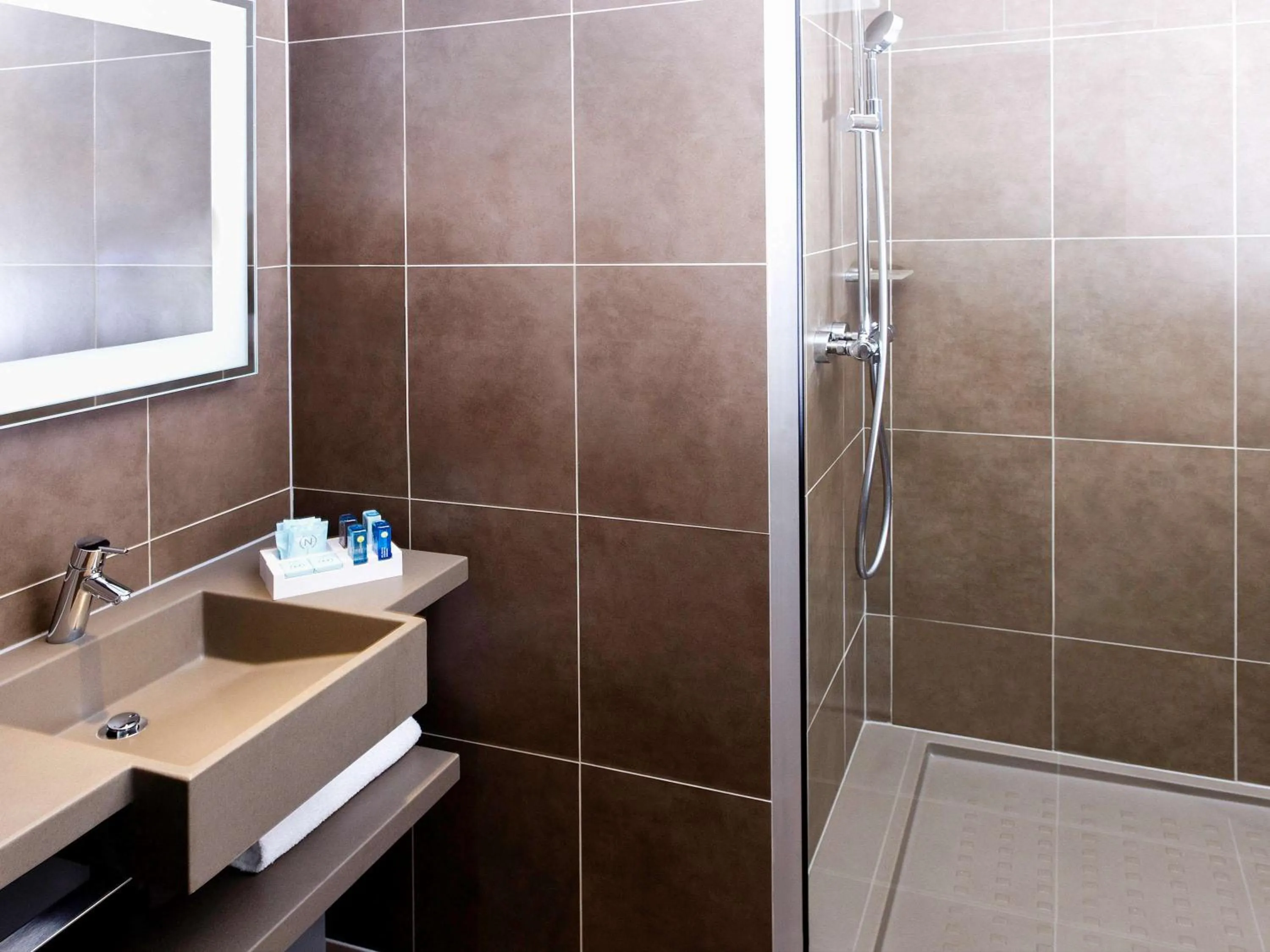 Photo of the whole room in Novotel Nottingham Derby