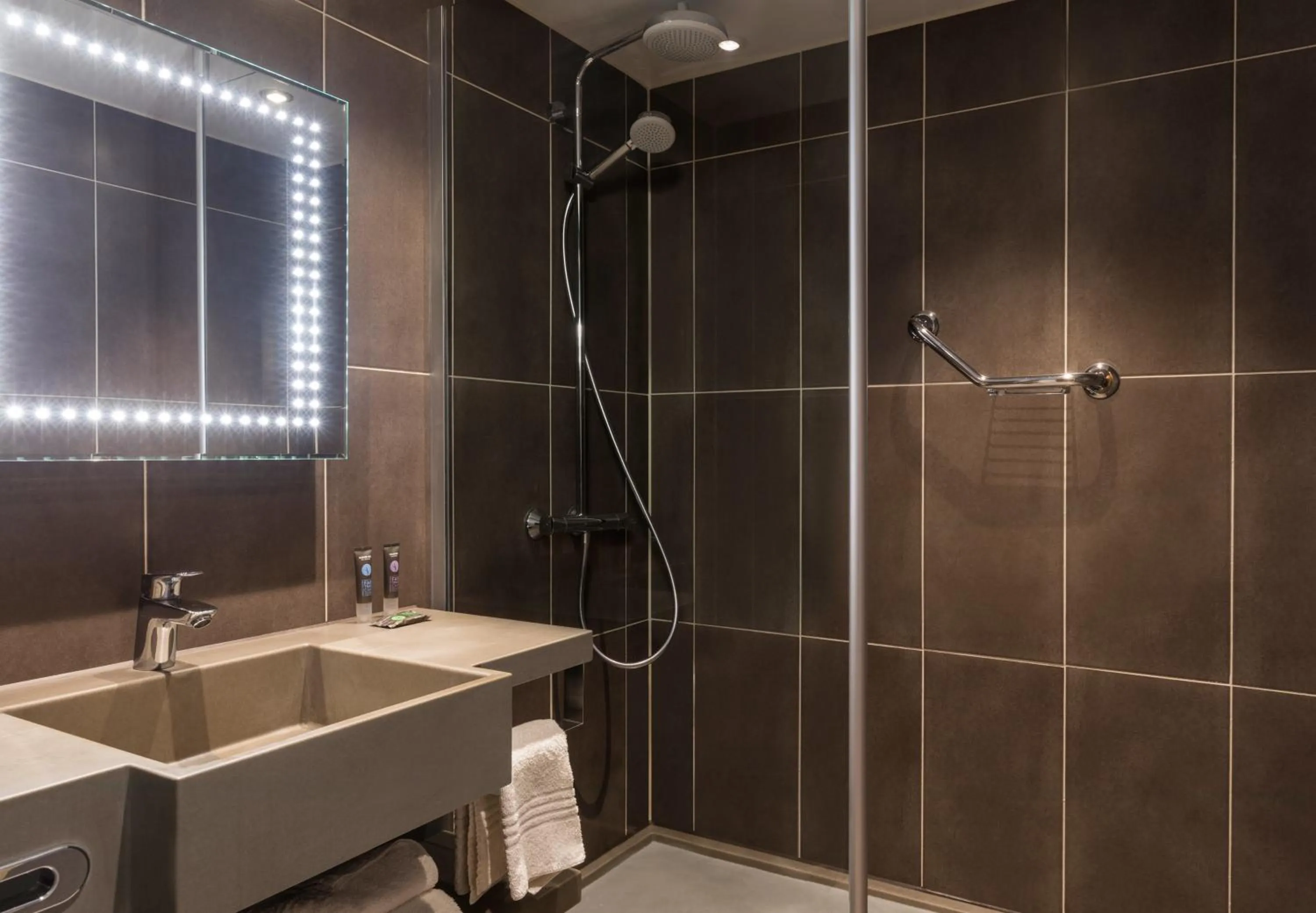 Shower in Novotel Nottingham Derby