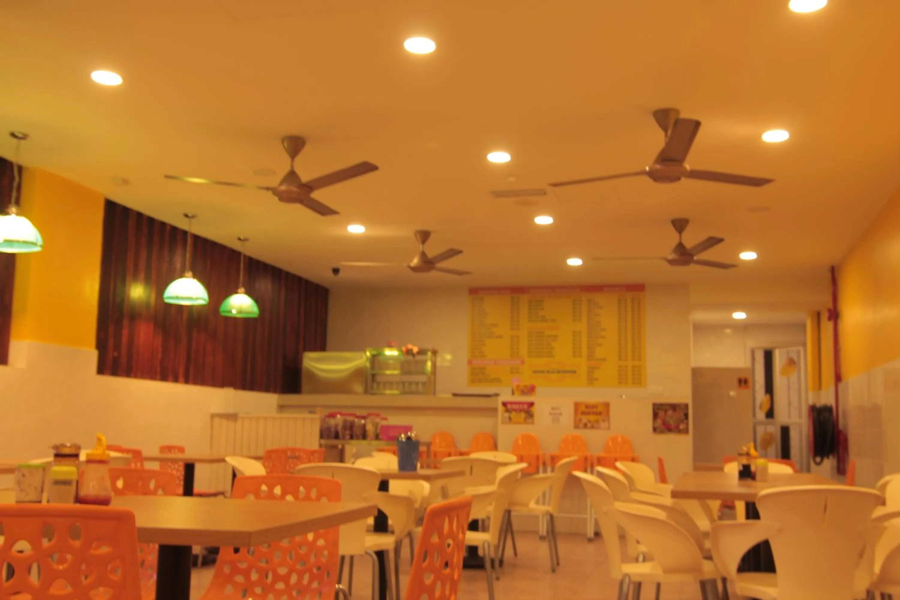 Restaurant/places to eat in Yellow Mansion Hotel Melaka Raya