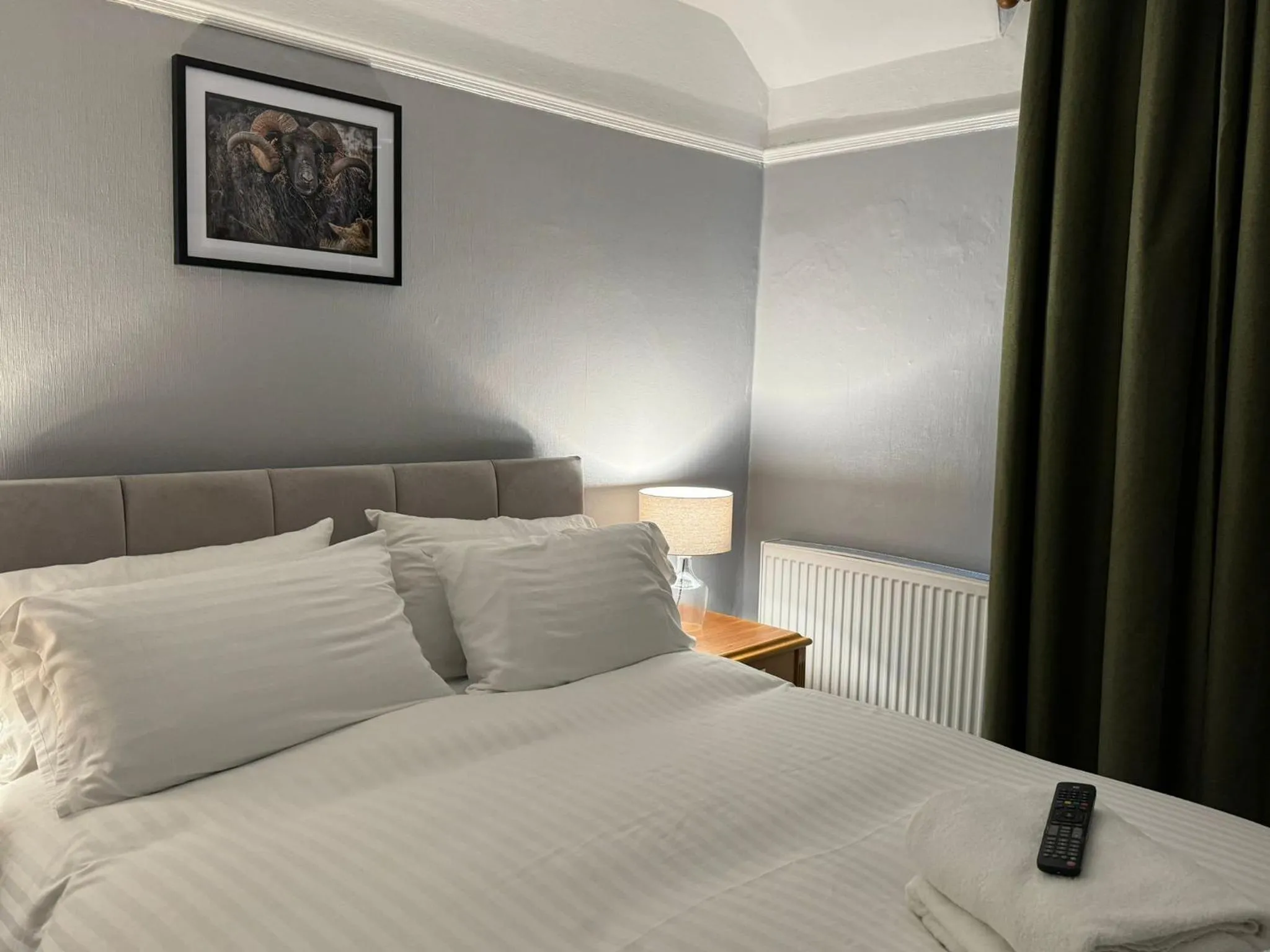 Bedroom, Bed in The George Hotel - Orton