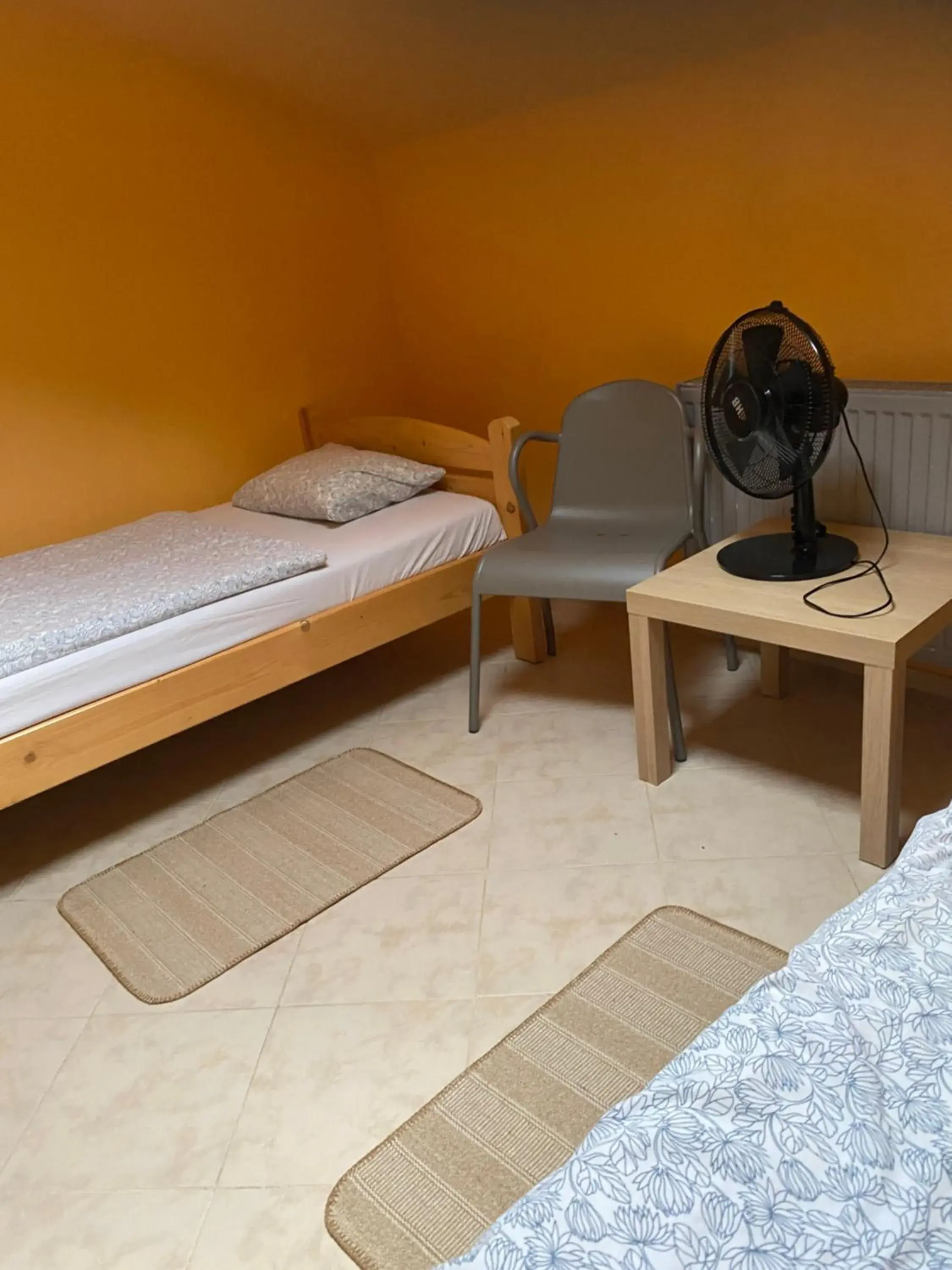 Budget Twin Room in Art Inn Space Budget Twin Room in Art Inn Space