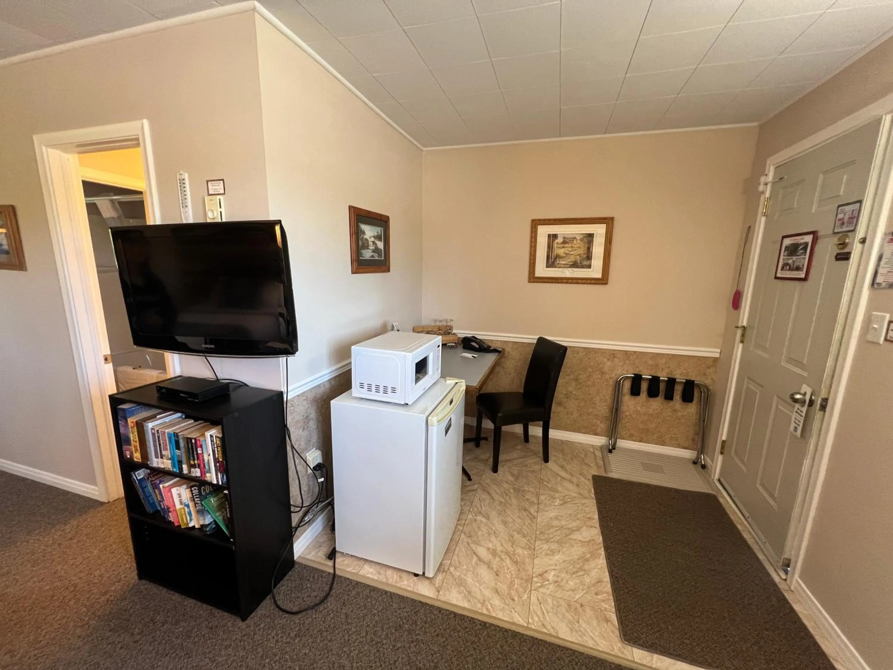 TV and multimedia in Wawa Northern Lights Motel and Chalets