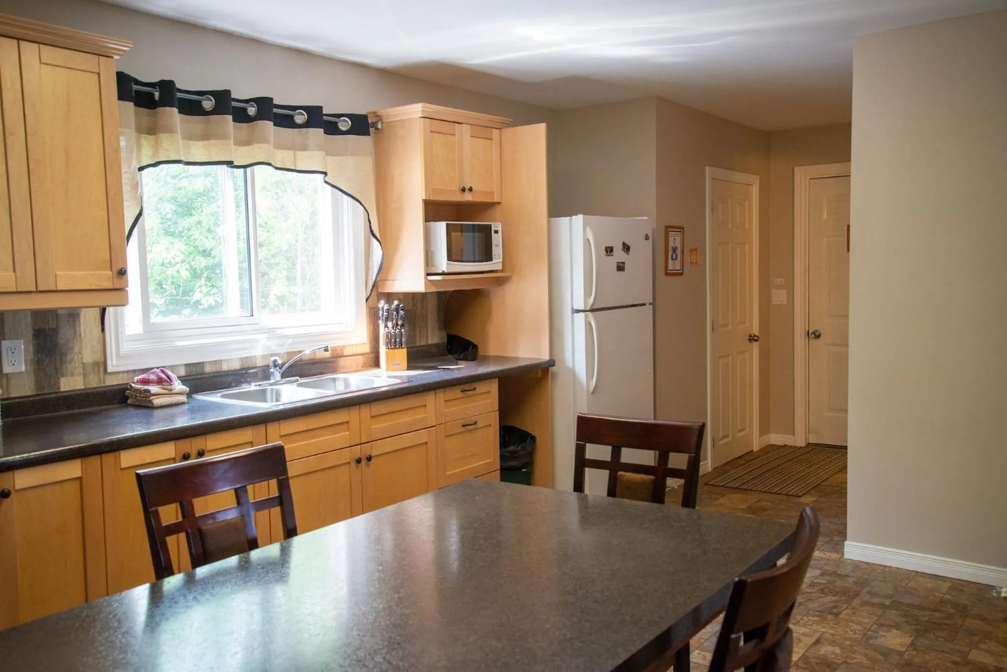 Kitchen or kitchenette in Wawa Northern Lights Motel and Chalets