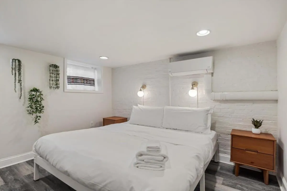 Garden-Level 2-BR Apt in Historic Petworth Home