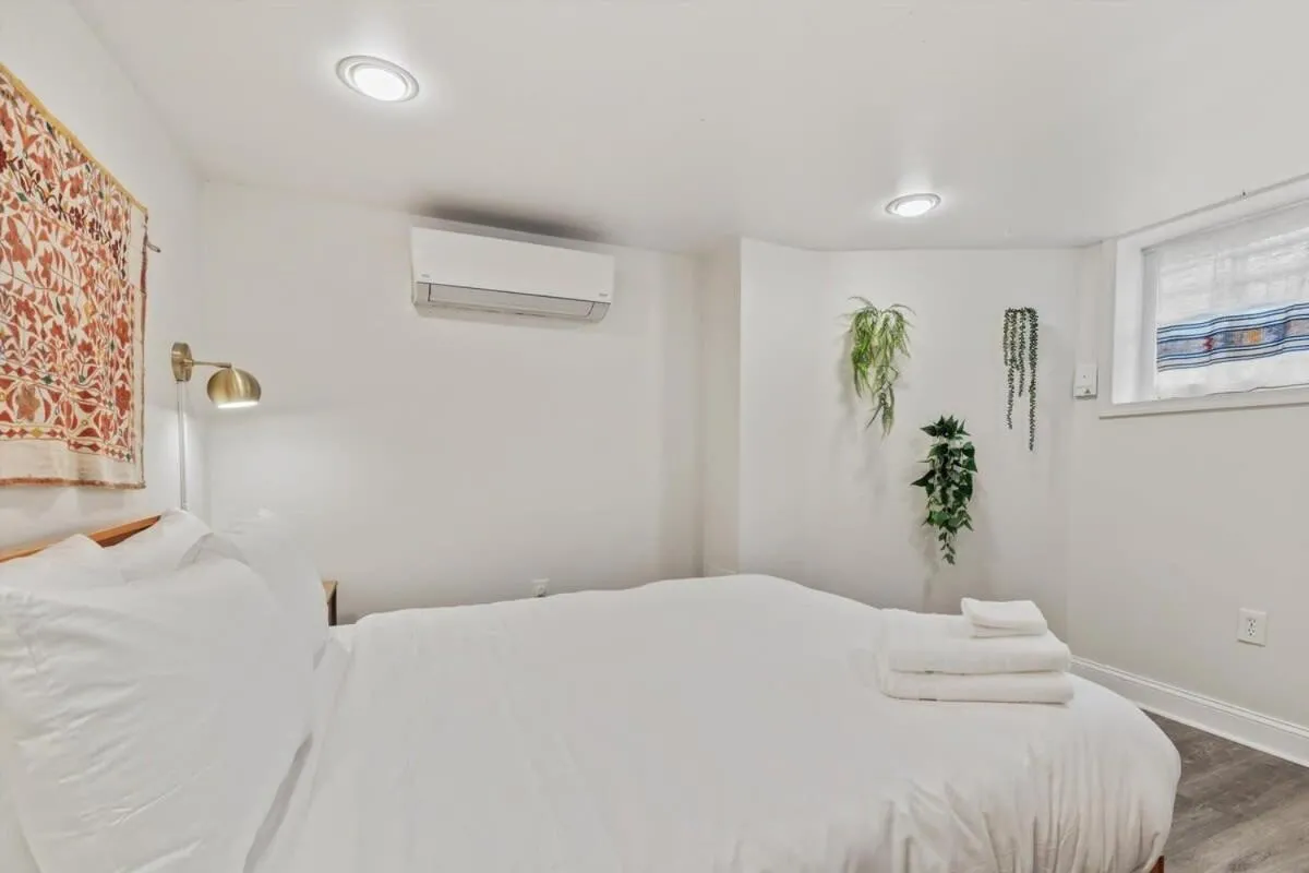 Garden-Level 2-BR Apt in Historic Petworth Home