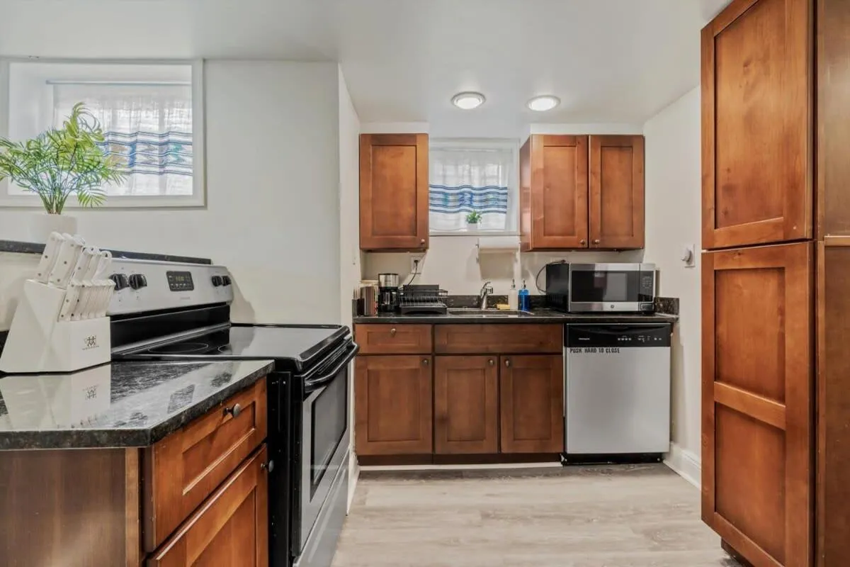 Garden-Level 2-BR Apt in Historic Petworth Home
