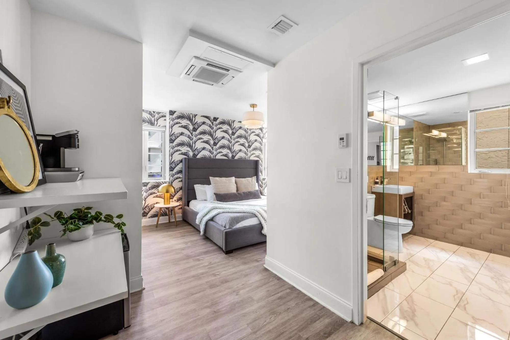 Bathroom, Bed in Luxuri Suites