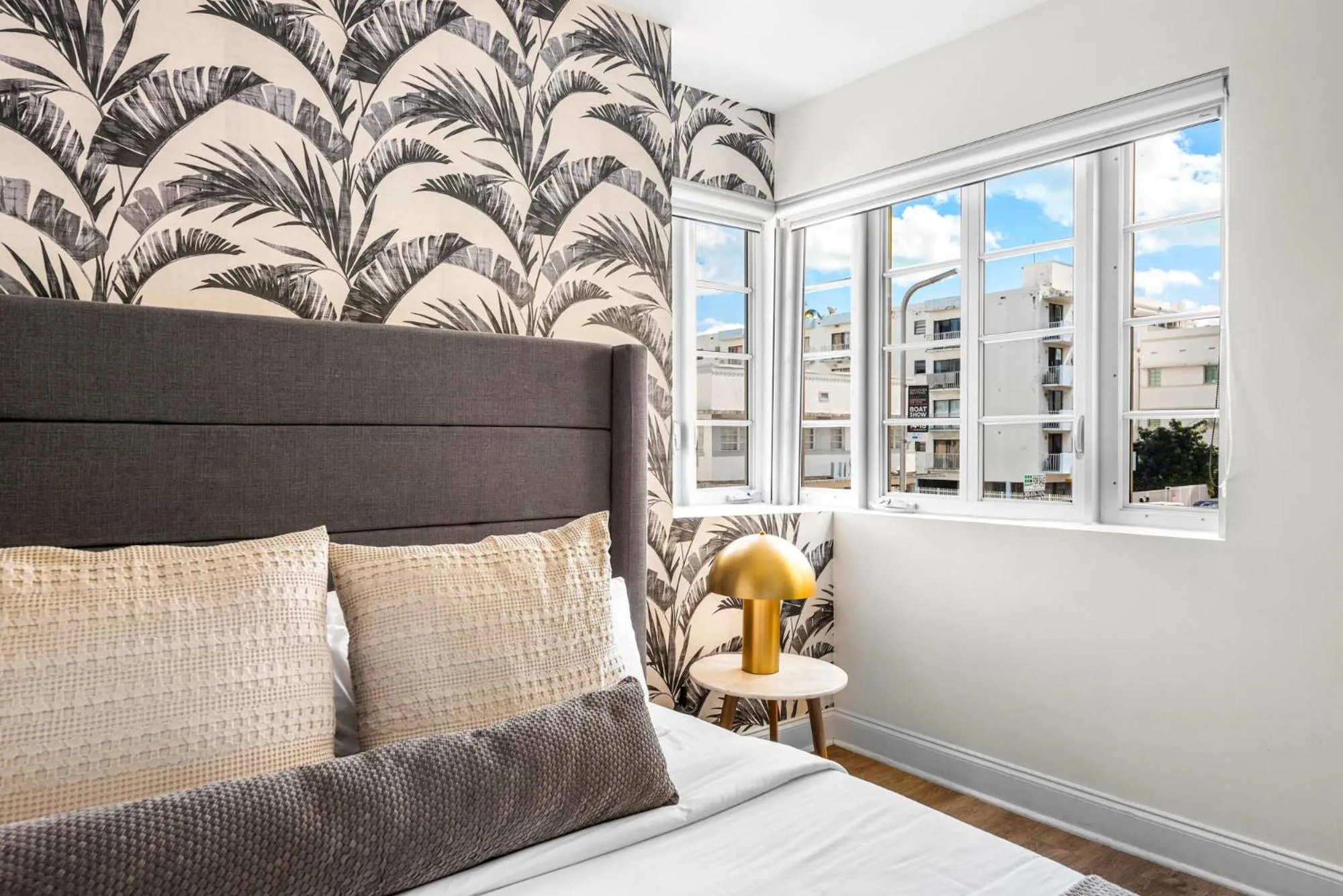 Bedroom, Bed in Luxuri Suites