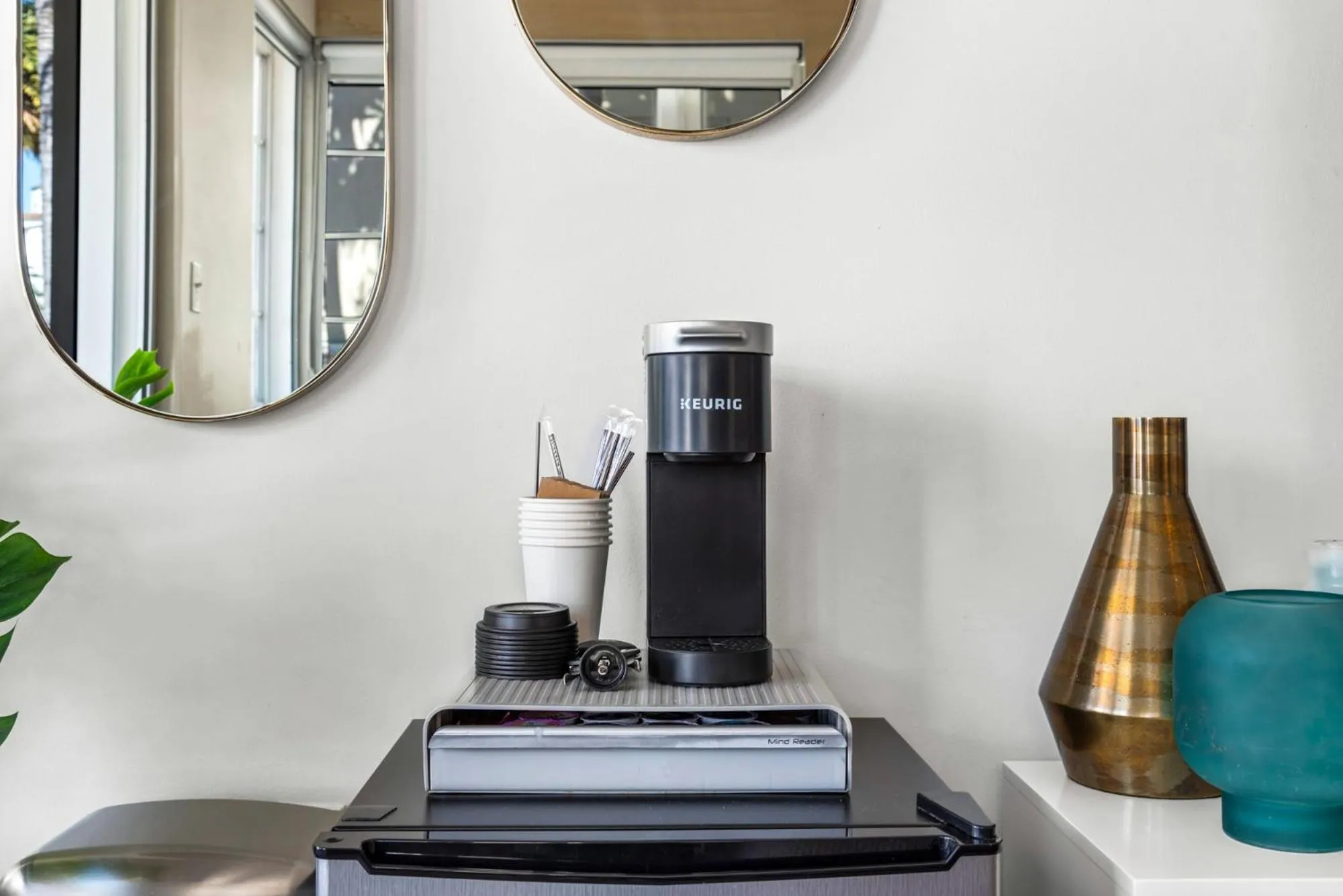 Coffee/tea facilities in Luxuri Suites