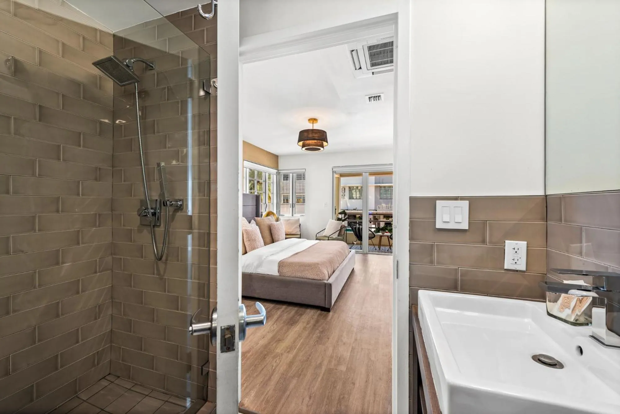 Shower, Bed in Luxuri Suites