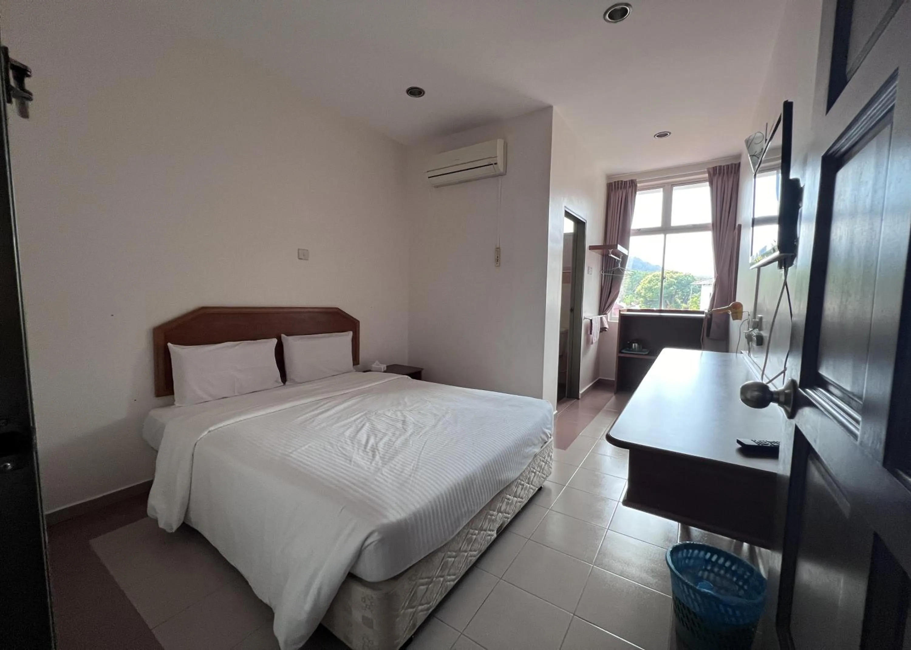Photo of the whole room, Bed in SL Villa Guesthouse, Kuantan