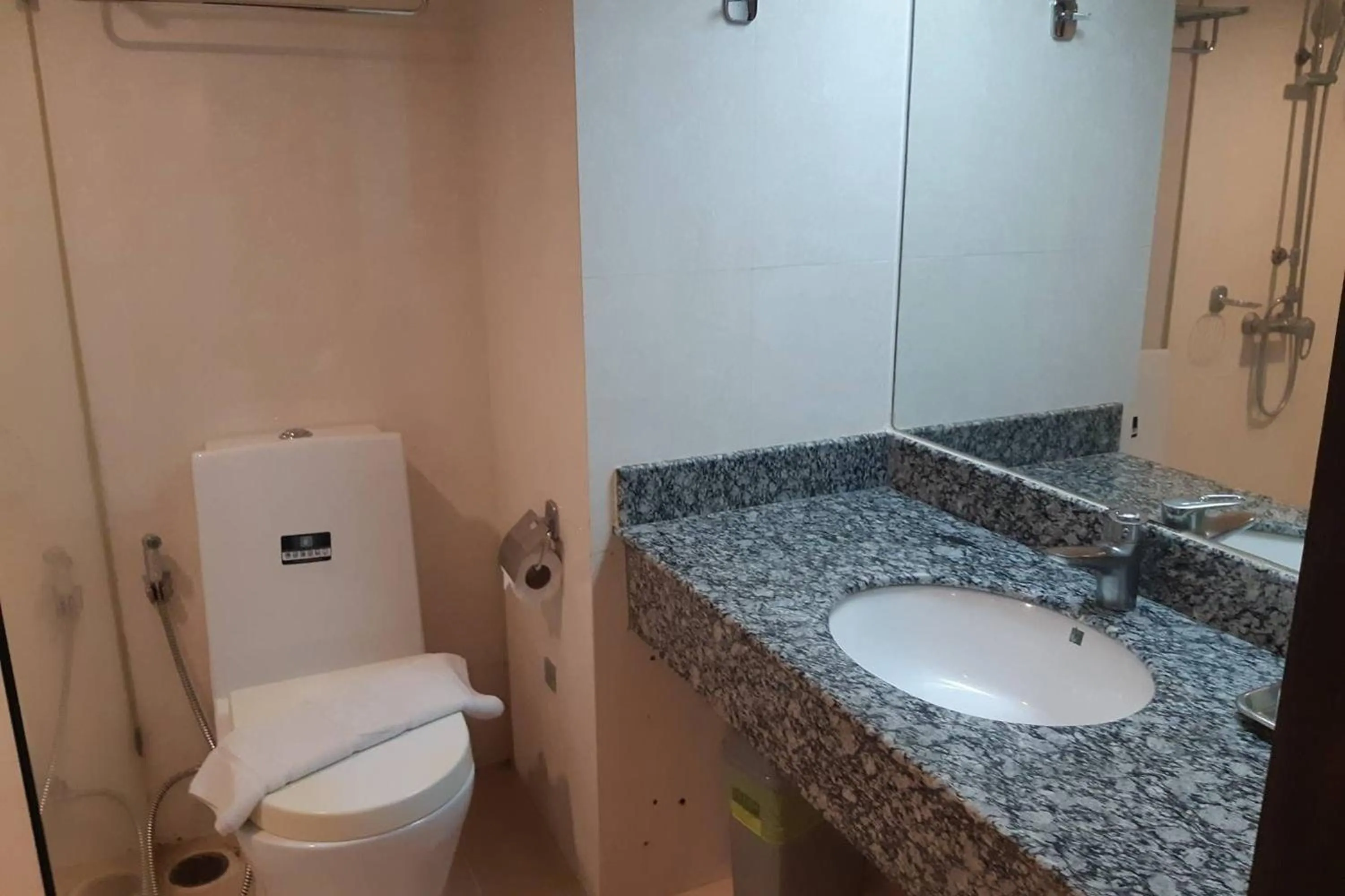 Bathroom in Suncity Hotel Pattaya