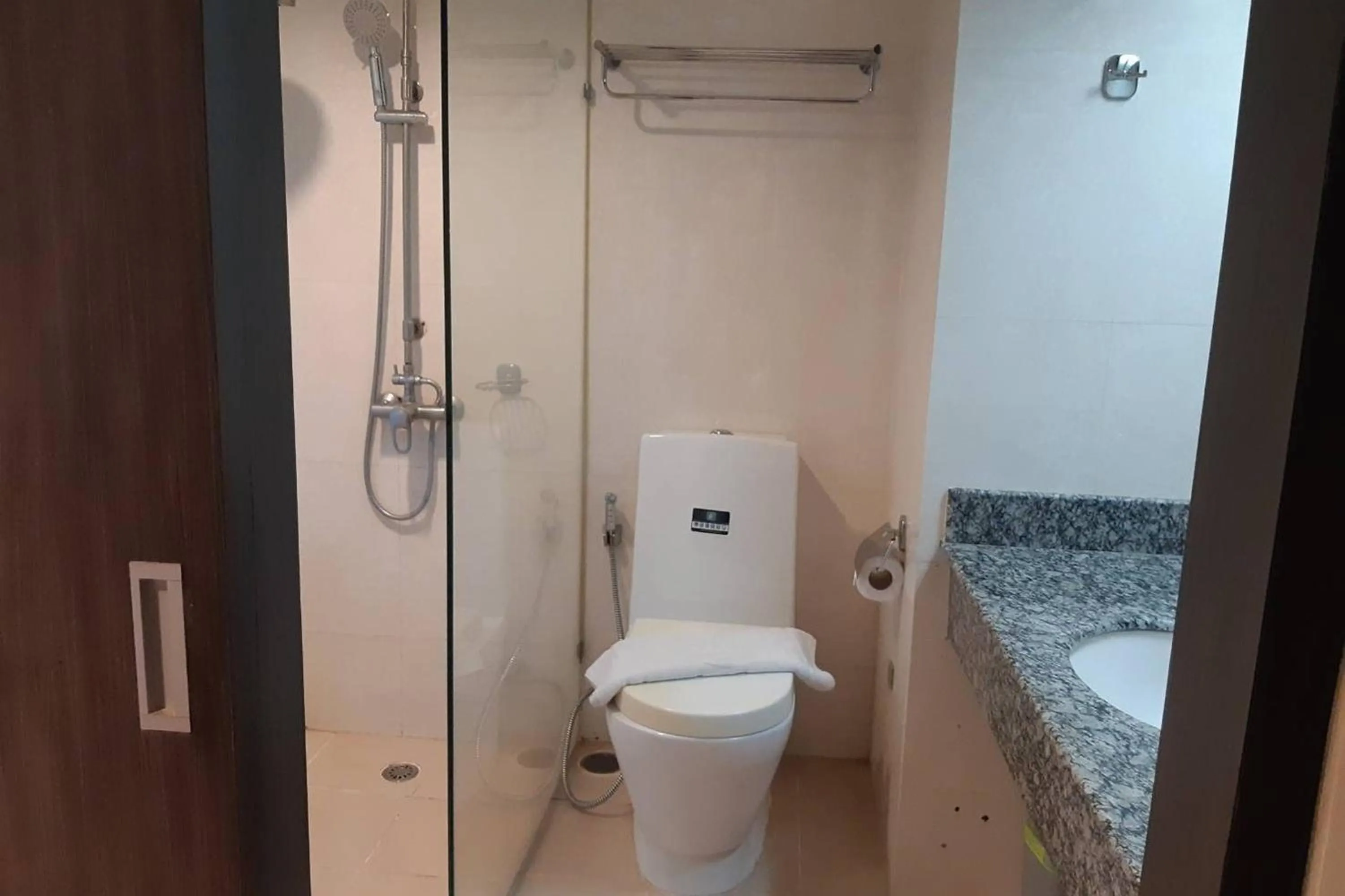 Bathroom in Suncity Hotel Pattaya