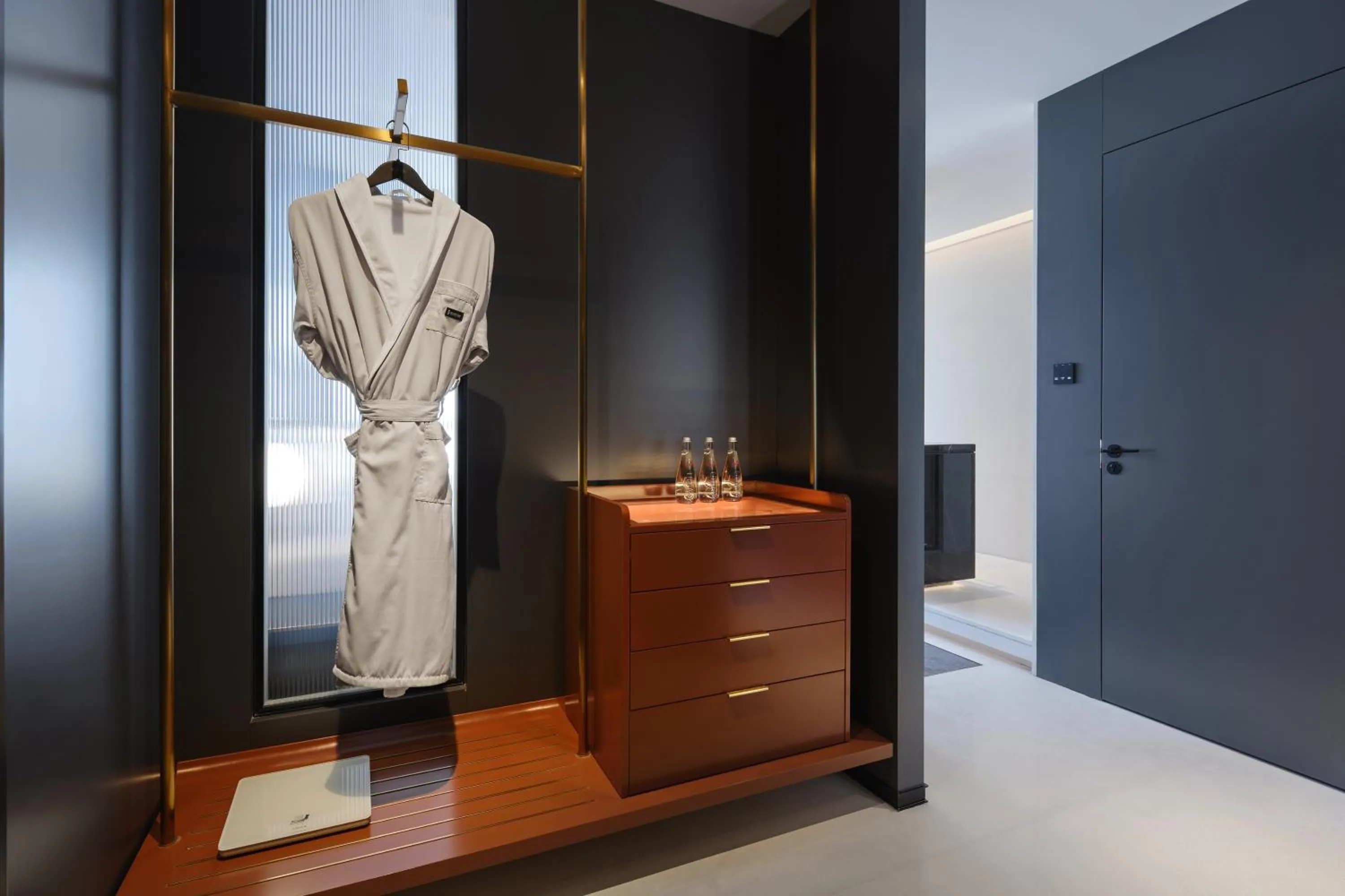 wardrobe in ISEYA Panoramic Hotel Chongqing Jiefangbei Raffles Plaza