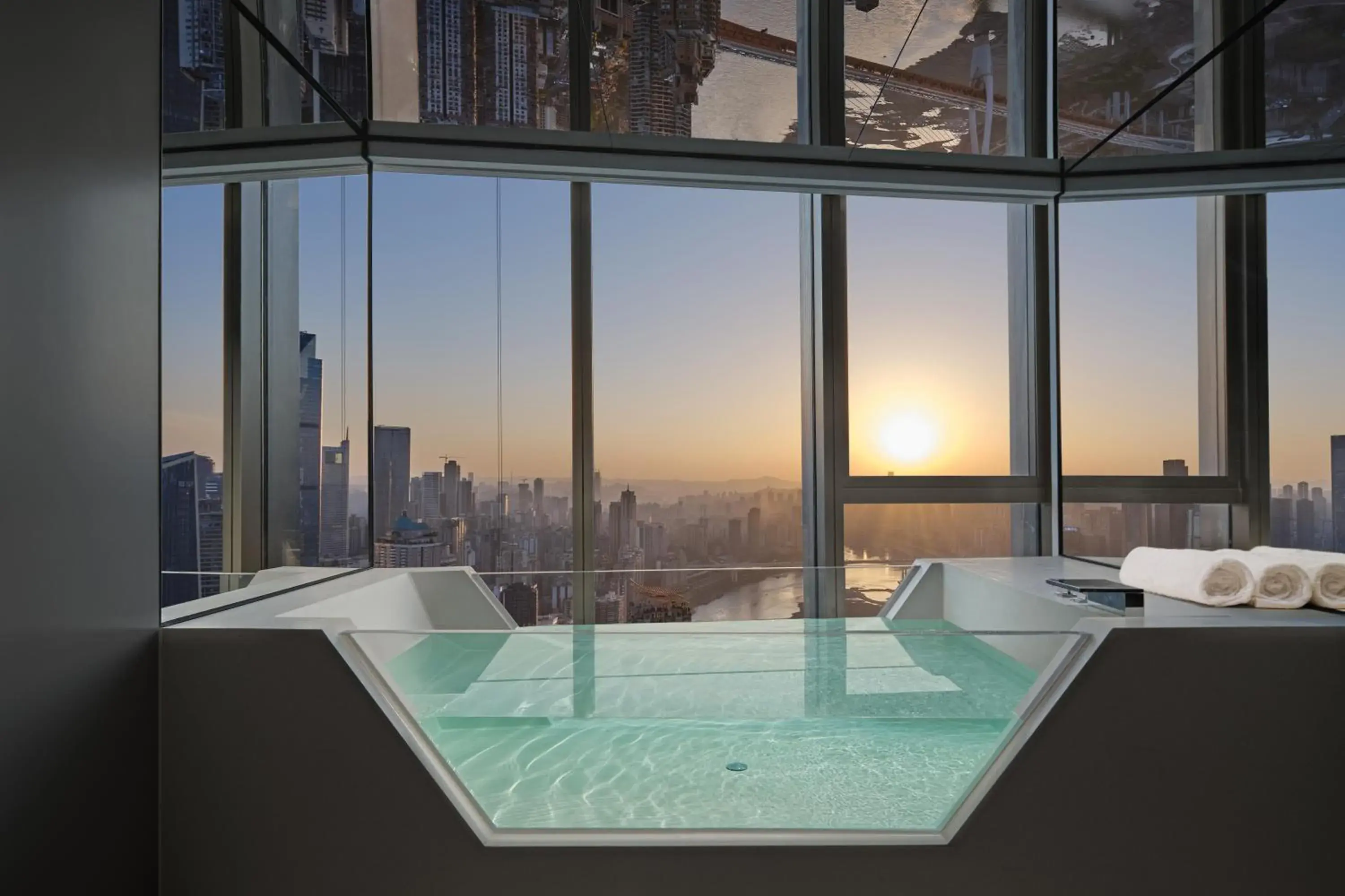 180° River-view King Room-Oversize Bathtub in ISEYA Panoramic Hotel Chongqing Jiefangbei Raffles Plaza 180° River-view King Room-Oversize Bathtub in ISEYA Panoramic Hotel Chongqing Jiefangbei Raffles Plaza