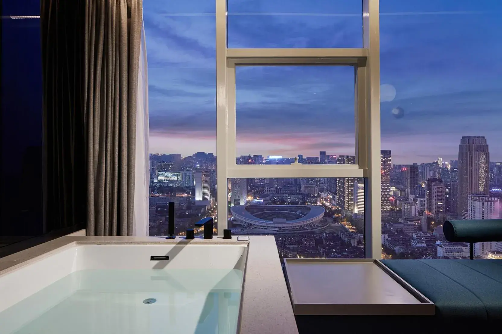 Tianfu King Room - Overlook Tianfu Square in SEYA Panoramic Hotel Chengdu Tianfu Square, Chunxi Road Tianfu King Room - Overlook Tianfu Square in SEYA Panoramic Hotel Chengdu Tianfu Square, Chunxi Road