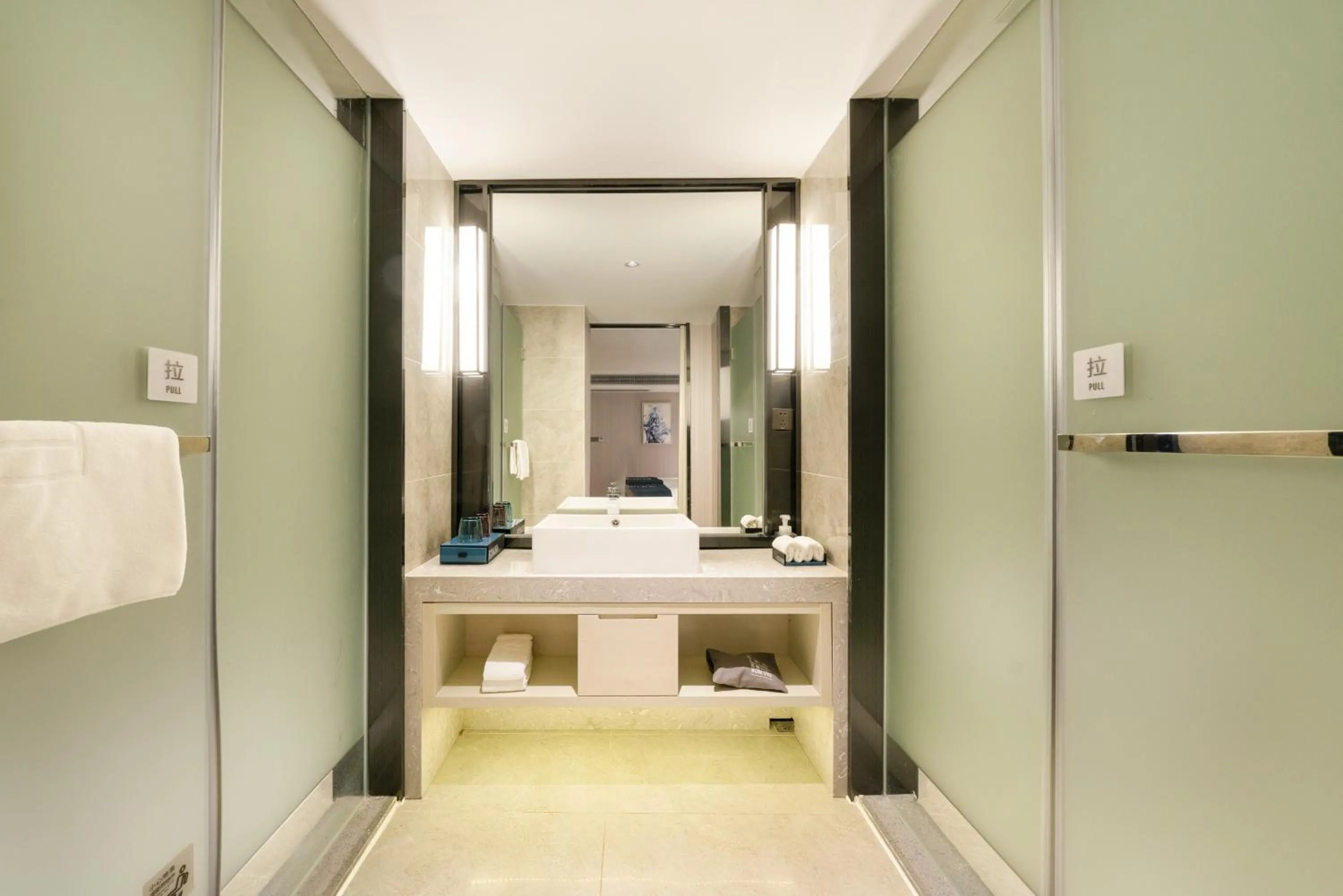 Bathroom in Echarm Hotel Wuzhou Canghai Lake High Speed Railway Station