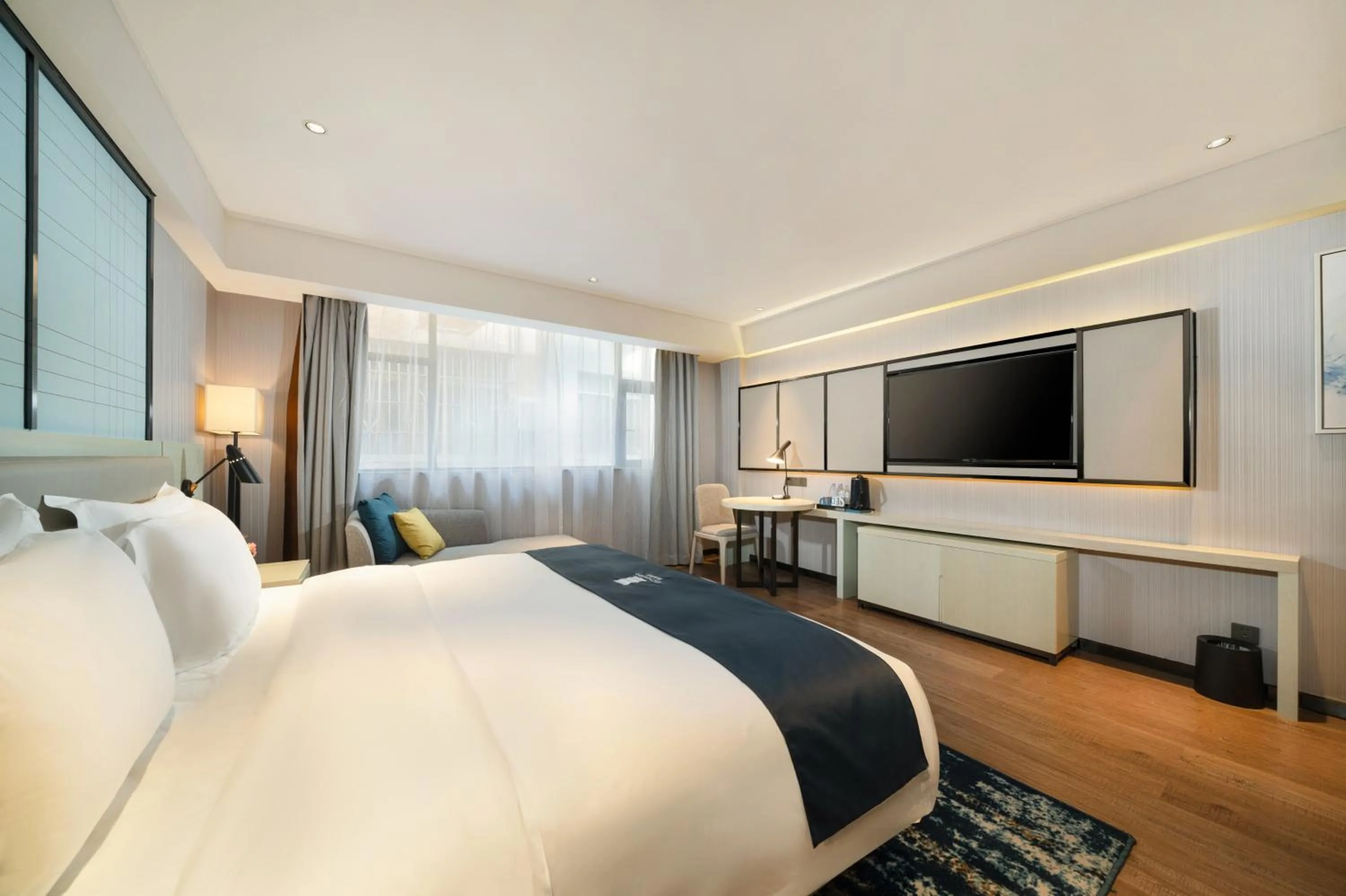 Photo of the whole room, Bed in Echarm Hotel Wuzhou Canghai Lake High Speed Railway Station