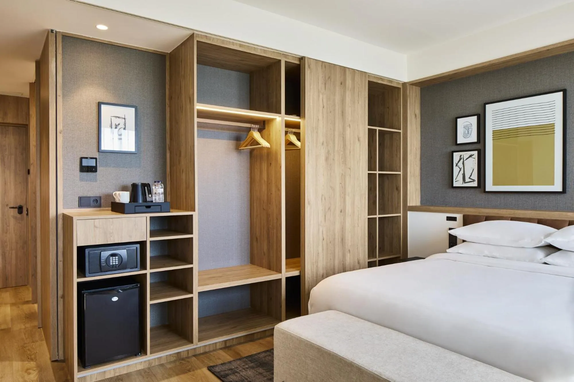 Photo of the whole room, Bed in Four Points by Sheraton Barcelona Airport