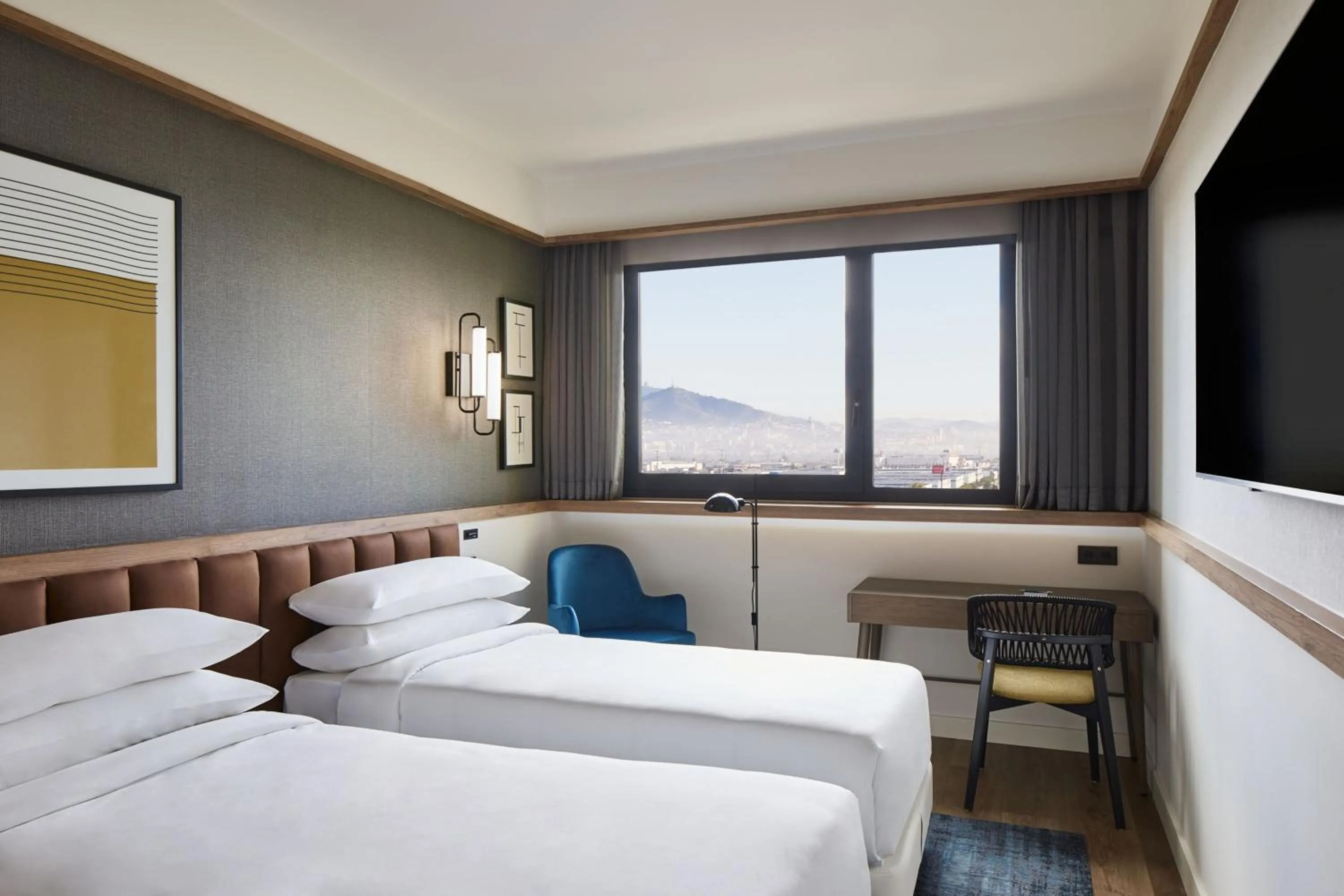 Photo of the whole room, Bed in Four Points by Sheraton Barcelona Airport