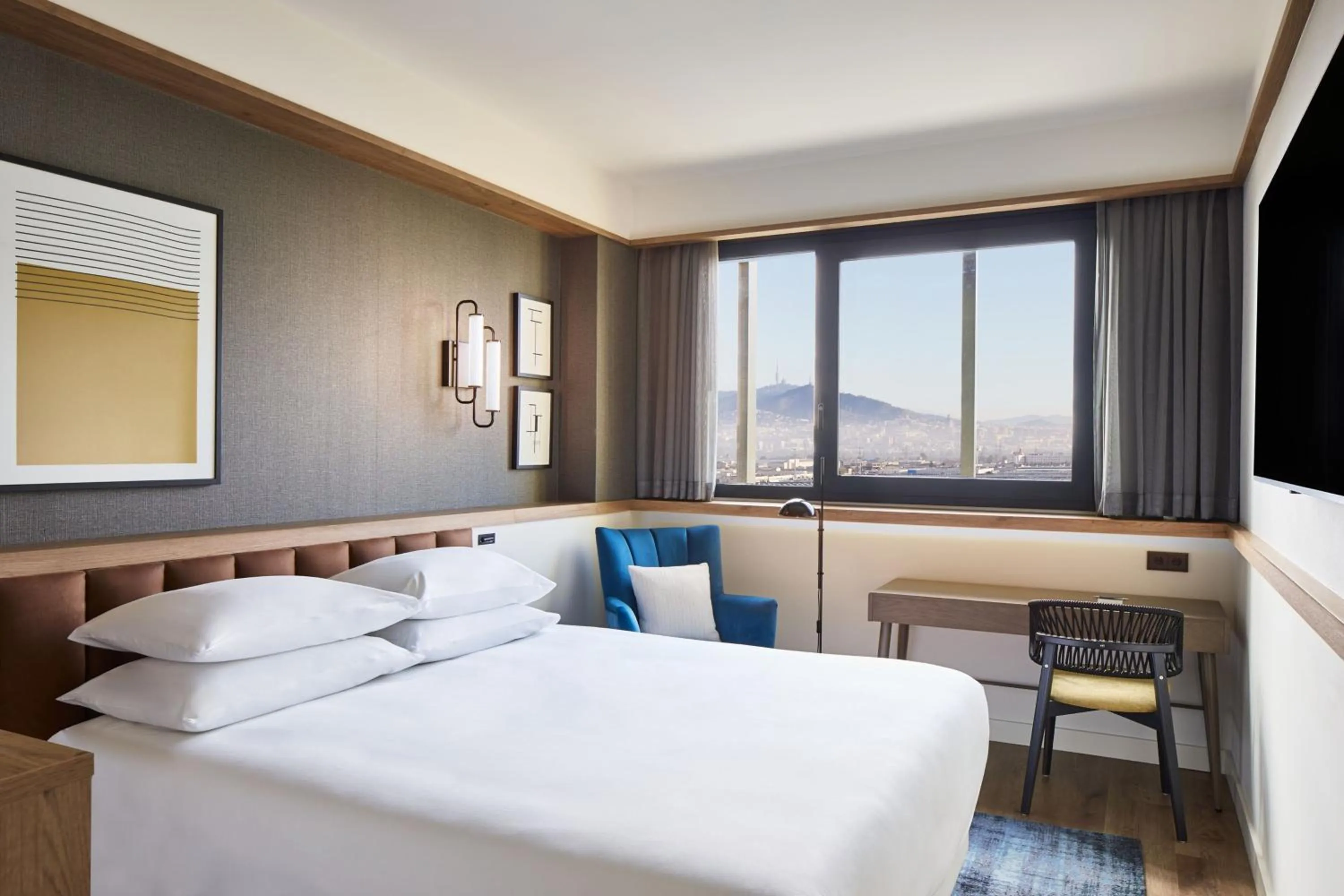 Photo of the whole room, Bed in Four Points by Sheraton Barcelona Airport