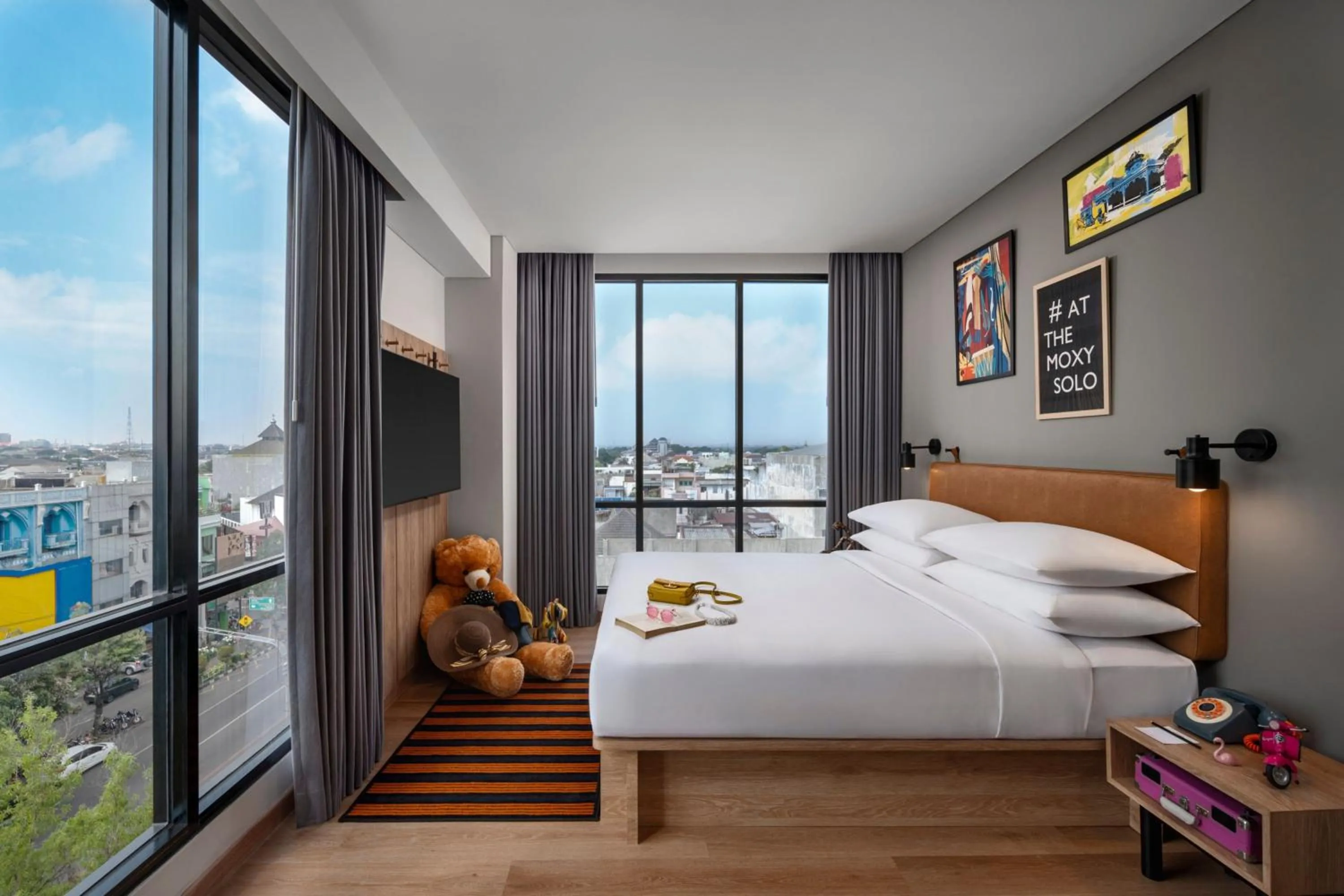 Photo of the whole room, Bed in Moxy Solo