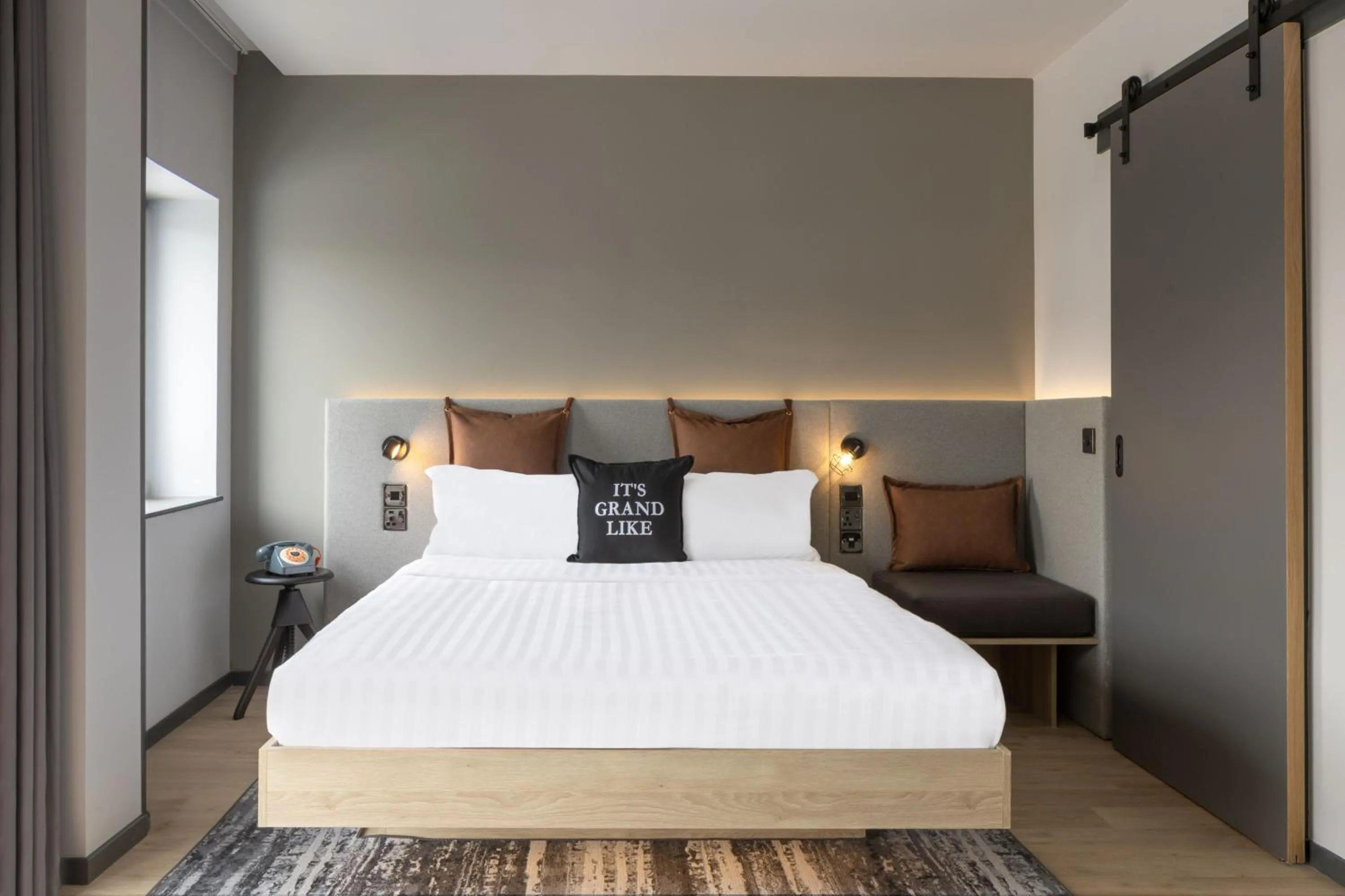 Photo of the whole room, Bed in Moxy Cork