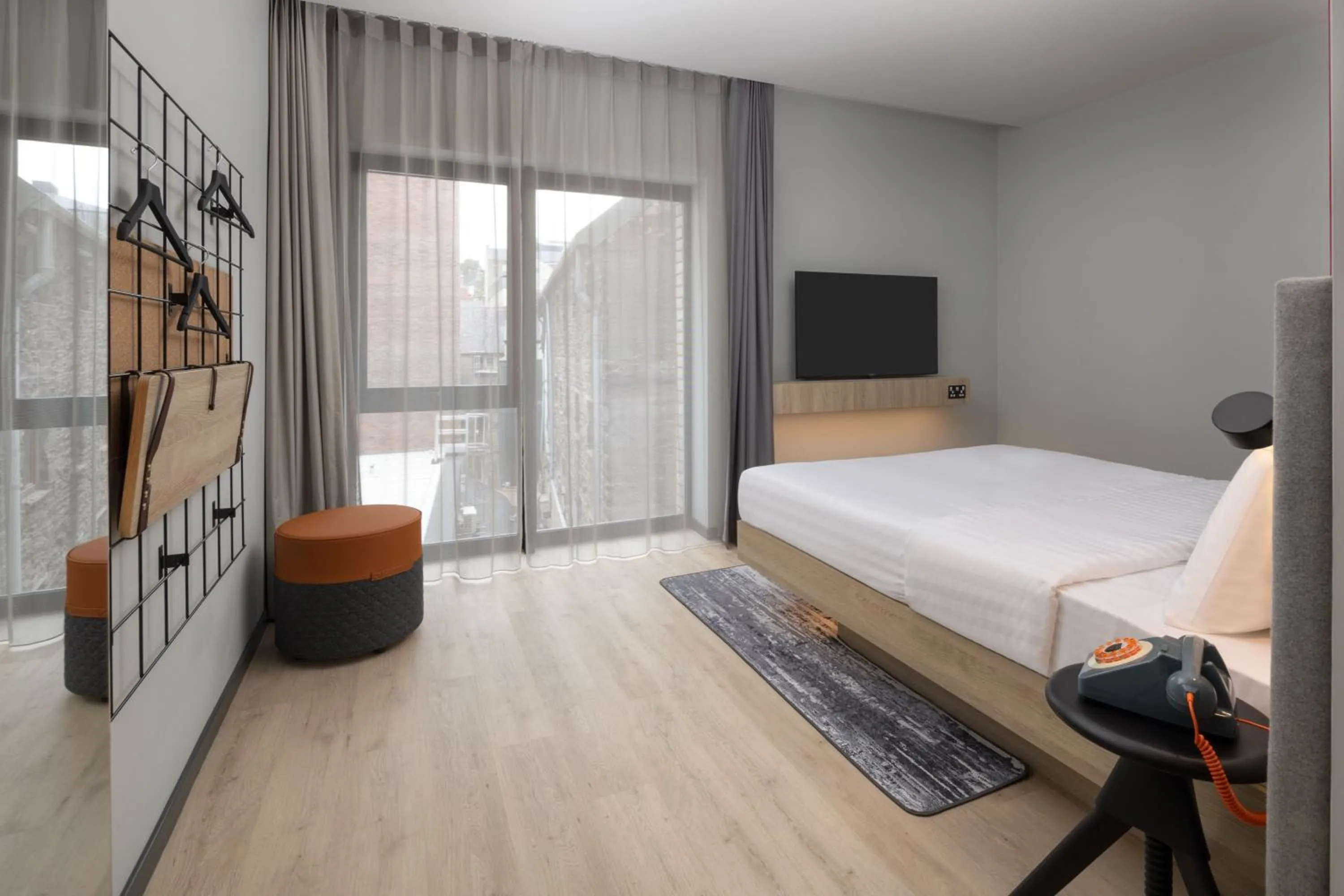 Photo of the whole room, Bed in Moxy Cork