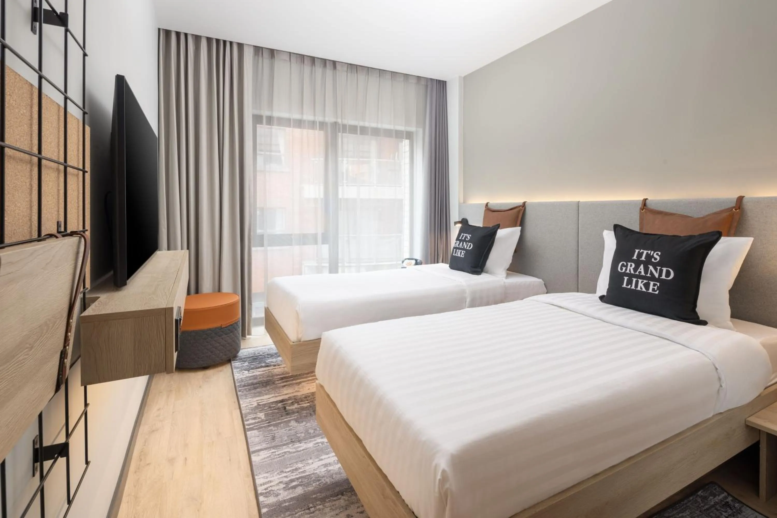 Photo of the whole room, Bed in Moxy Cork