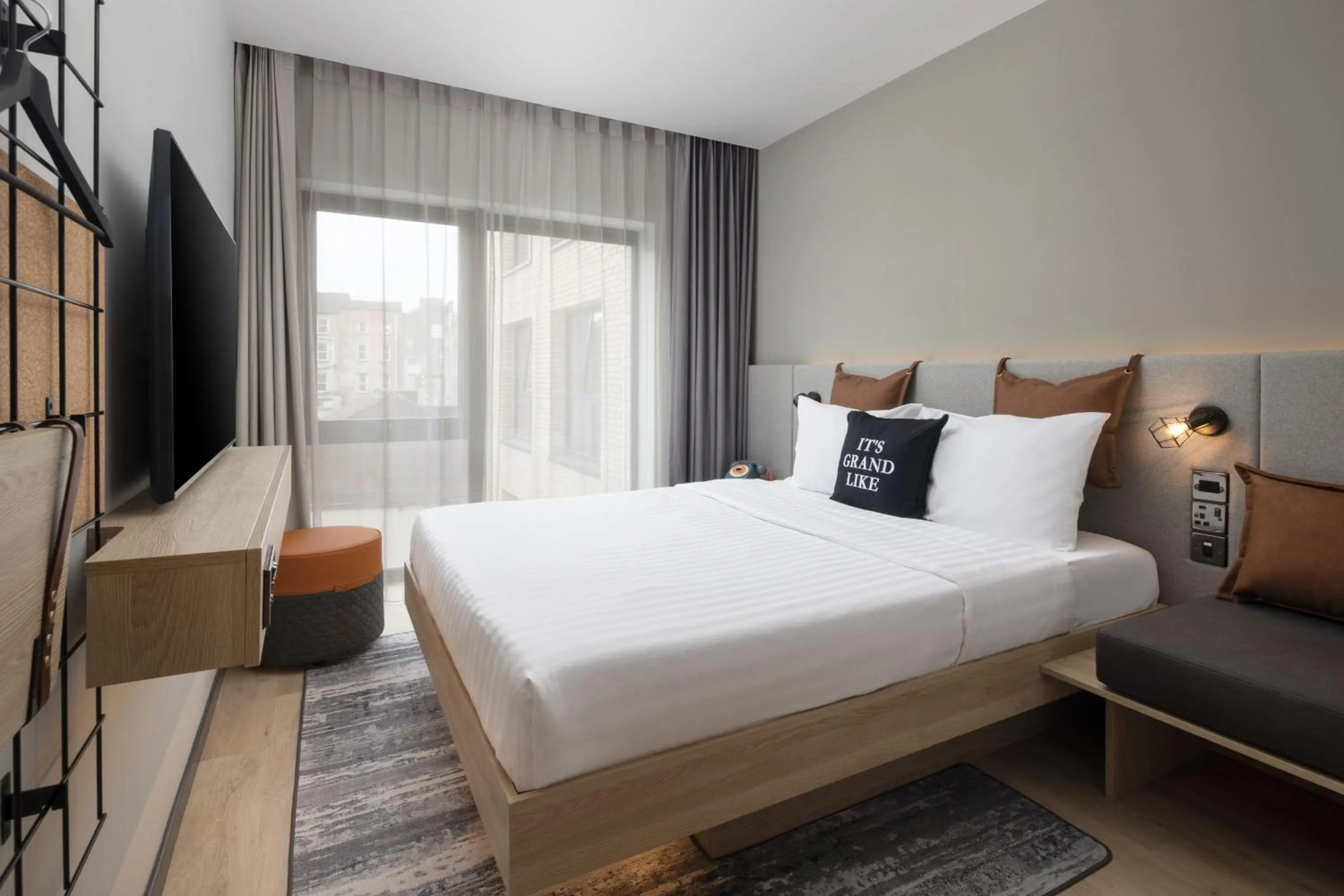 Photo of the whole room, Bed in Moxy Cork