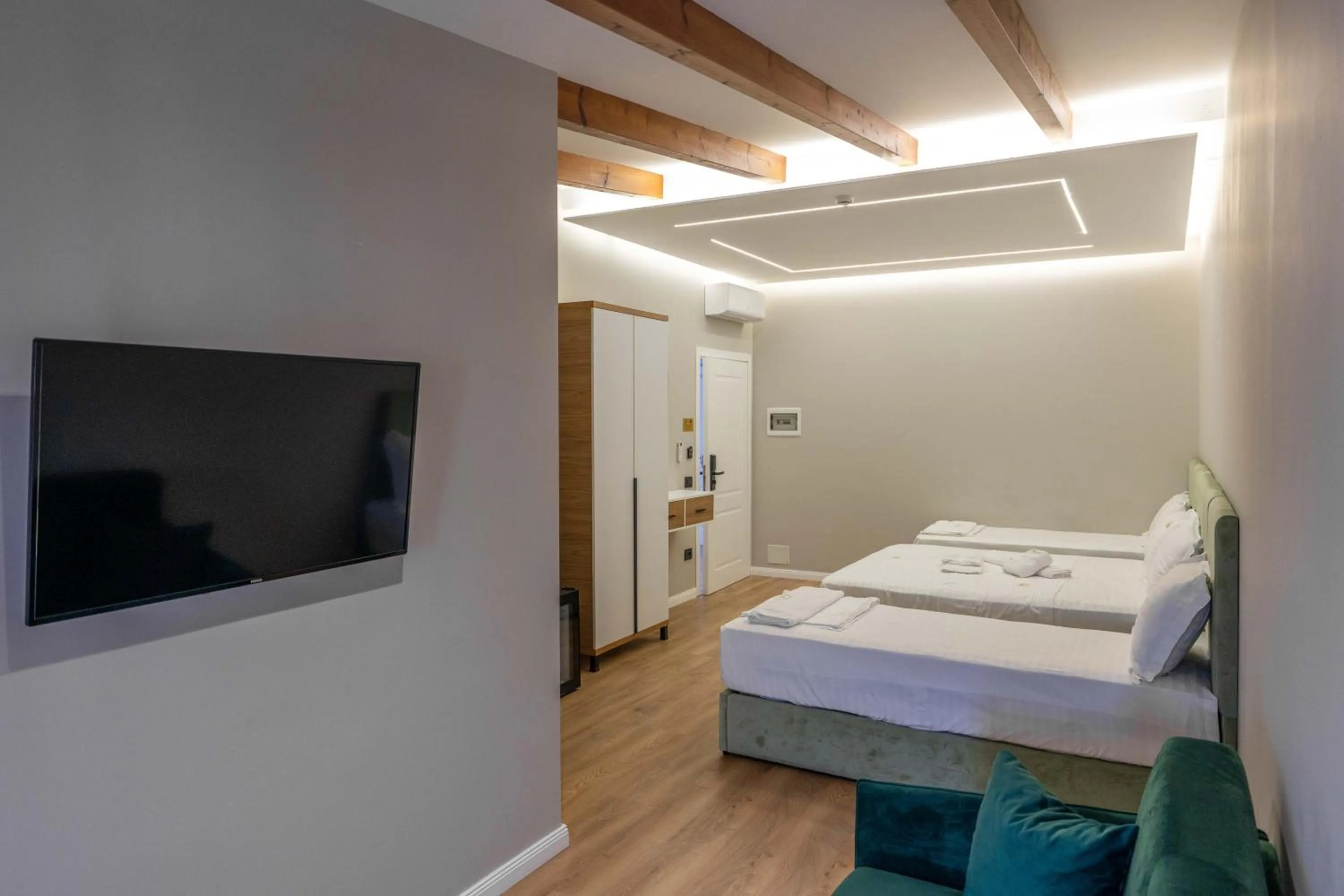 TV and multimedia, Bed in Golemi Lux Hotel