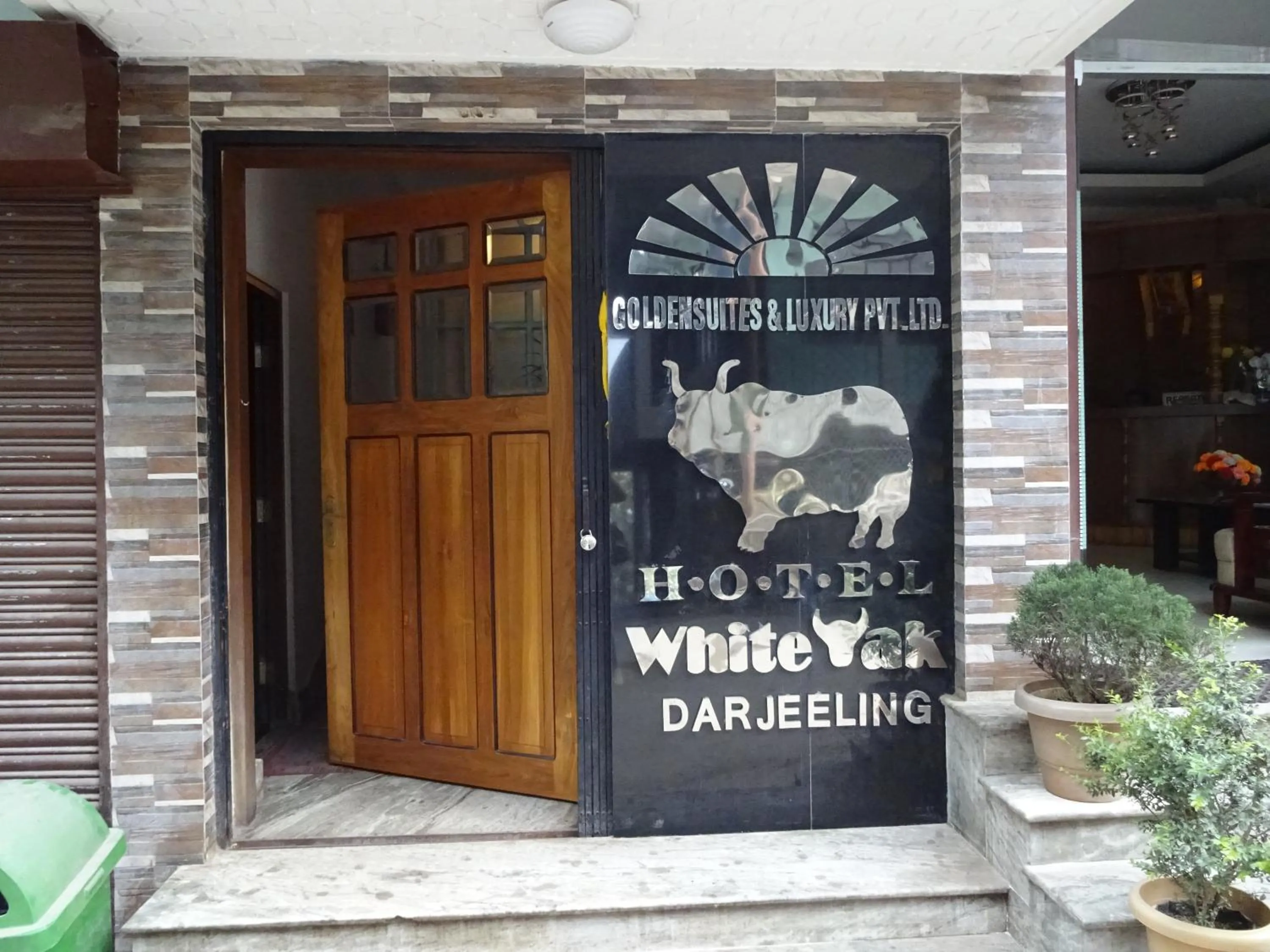 Facade/entrance in Hotel White Yak