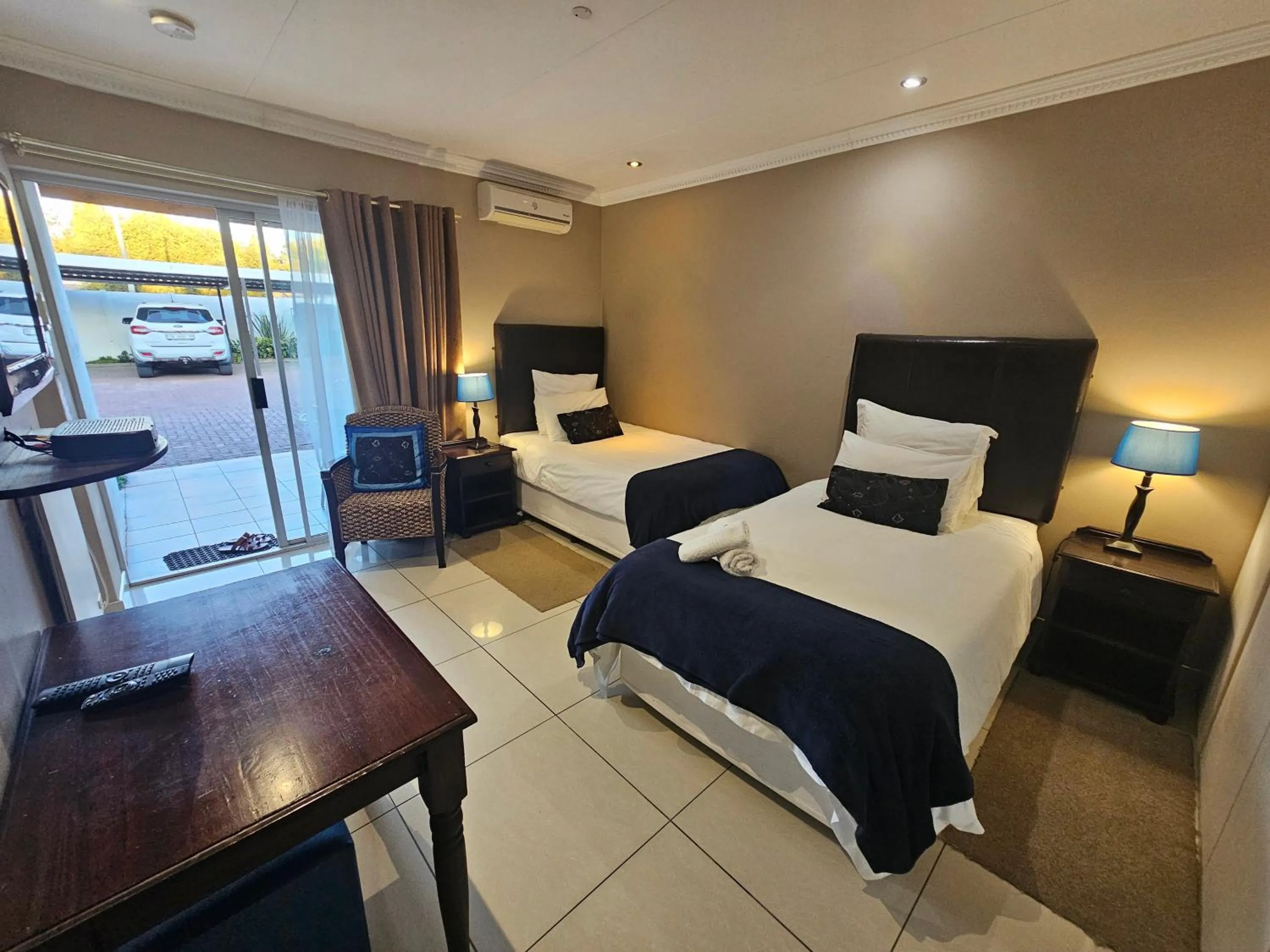 Photo of the whole room, Bed in Bettie's Luxury Lodge