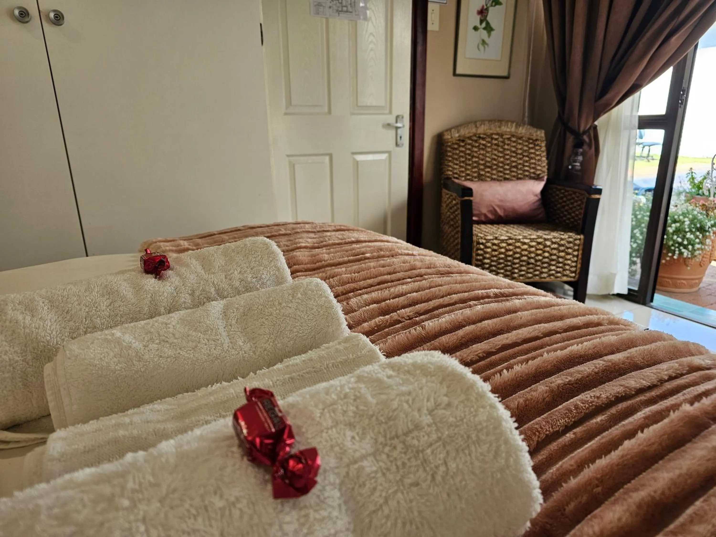 Bed in Bettie's Luxury Lodge