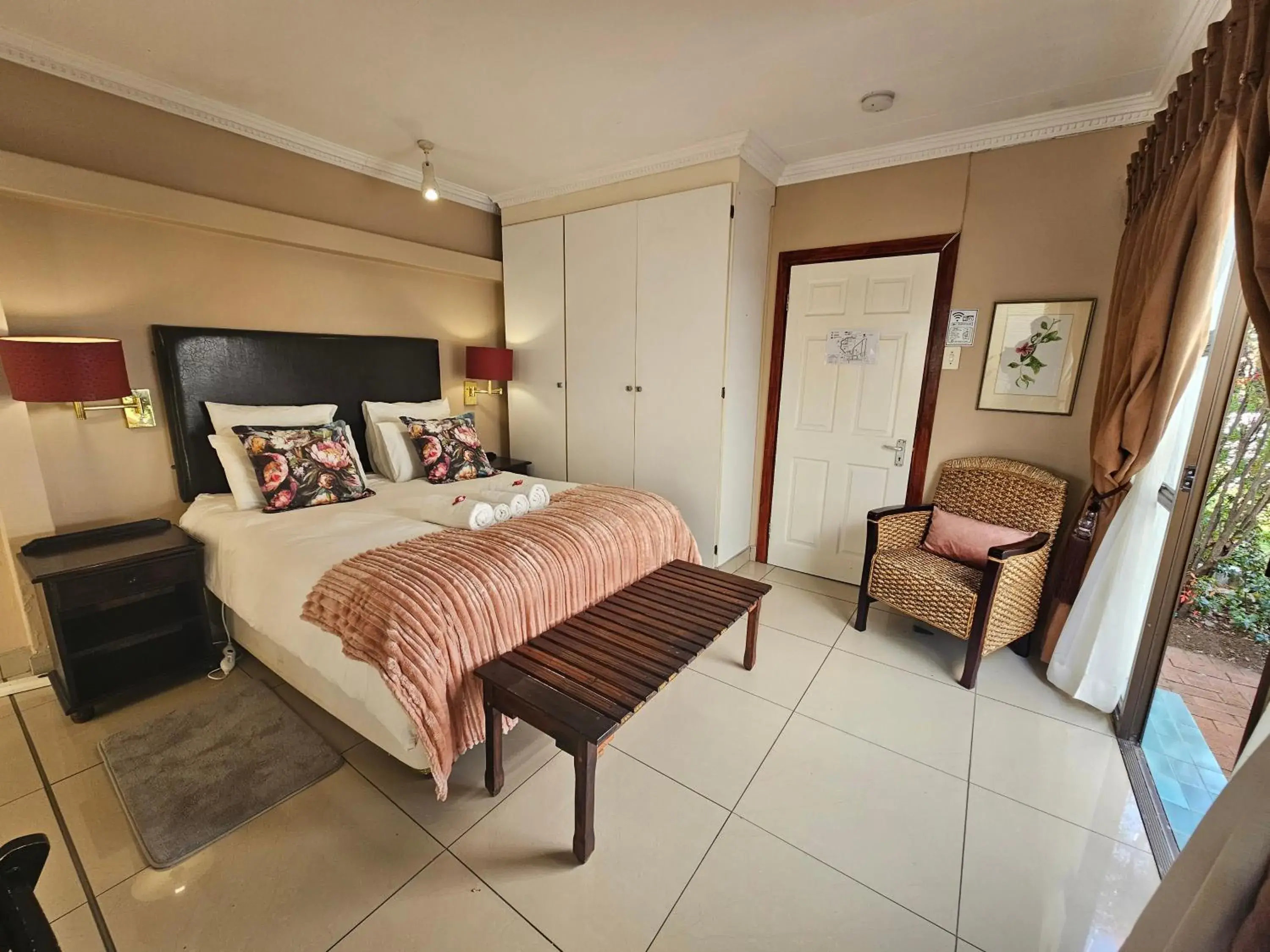 Deluxe Queen Room - single occupancy in Bettie's Luxury Lodge Deluxe Queen Room - single occupancy in Bettie's Luxury Lodge