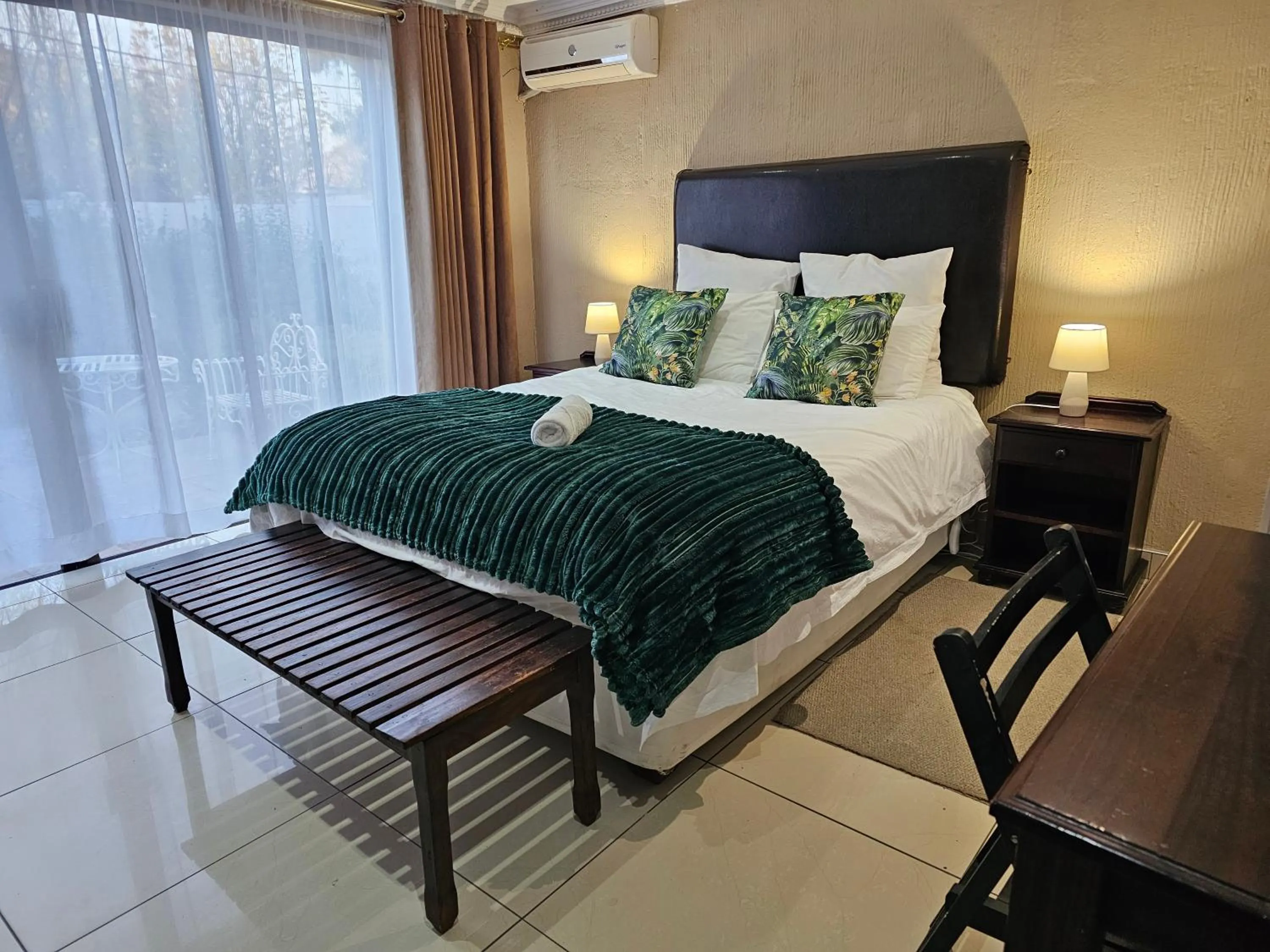 Bed in Bettie's Luxury Lodge