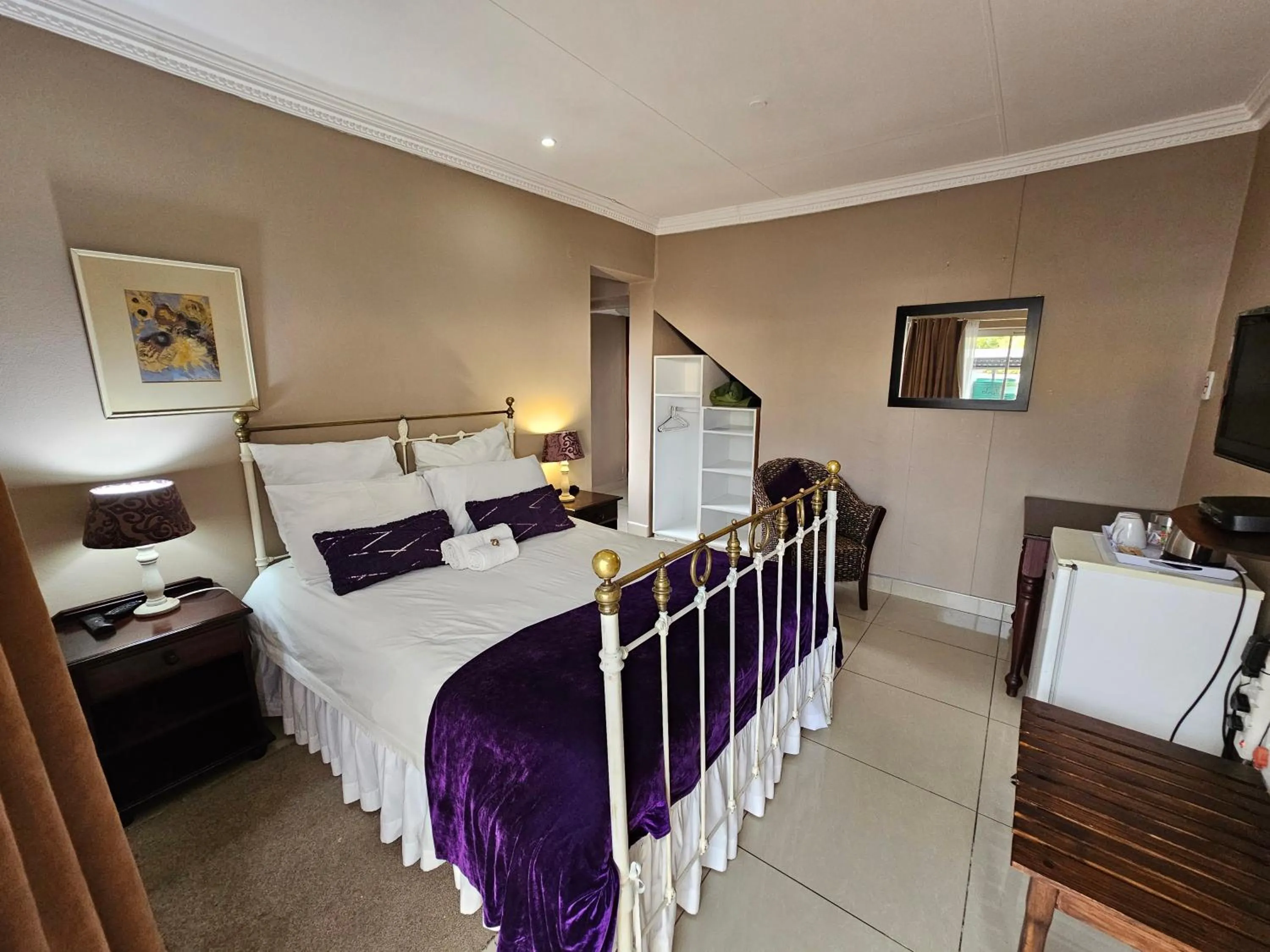 Bed in Bettie's Luxury Lodge