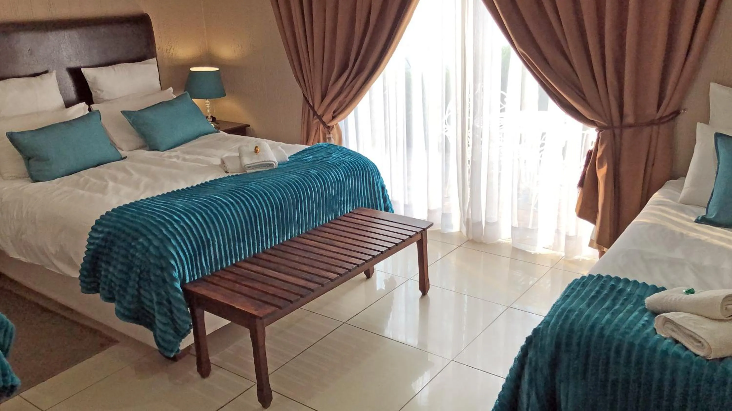 Bed in Bettie's Luxury Lodge