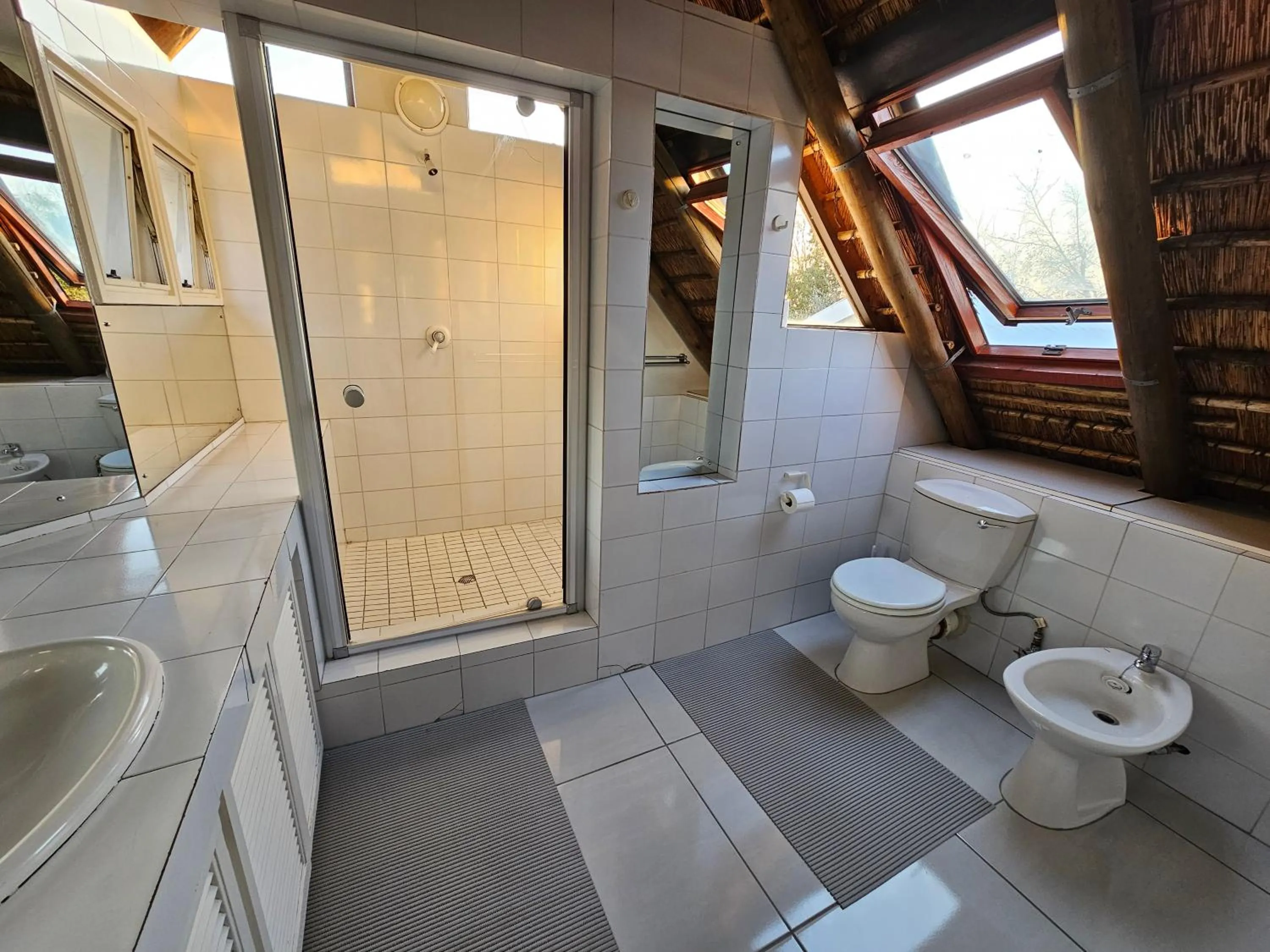 Shower in Bettie's Luxury Lodge