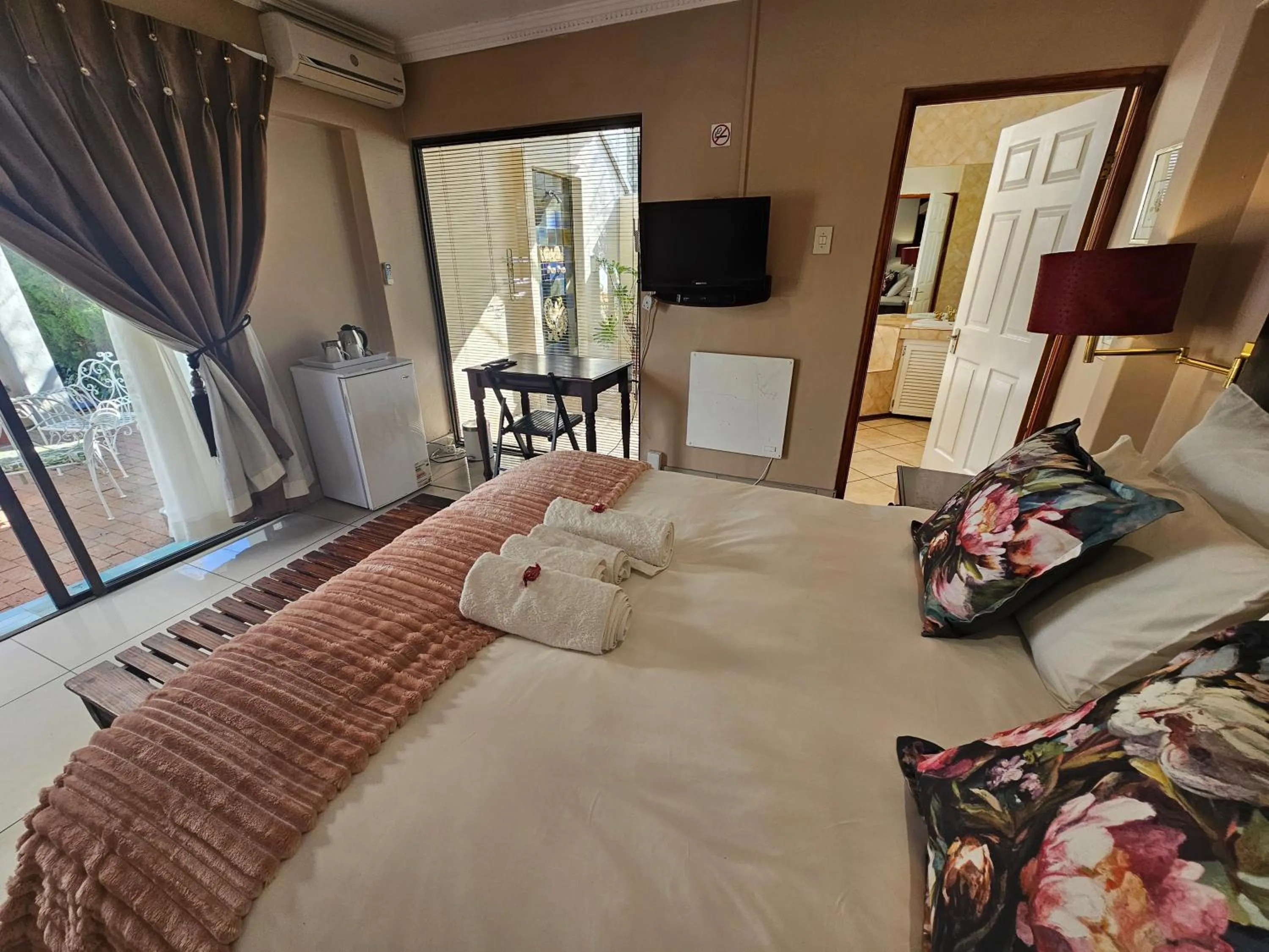 Bed in Bettie's Luxury Lodge