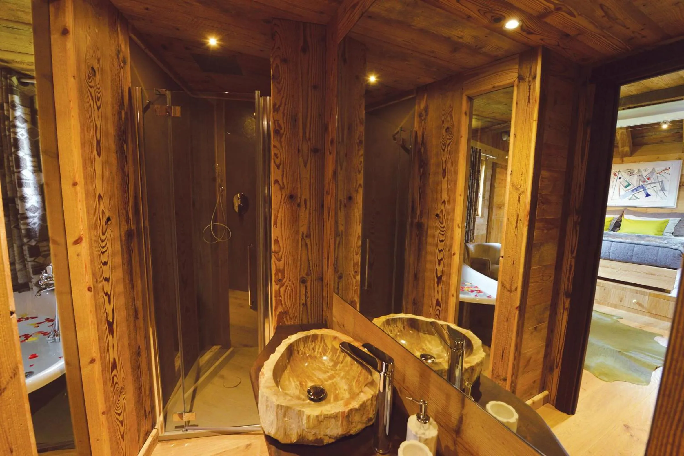 Toilet in La Maison de Dolphe Chalet de Charme & Art gallery