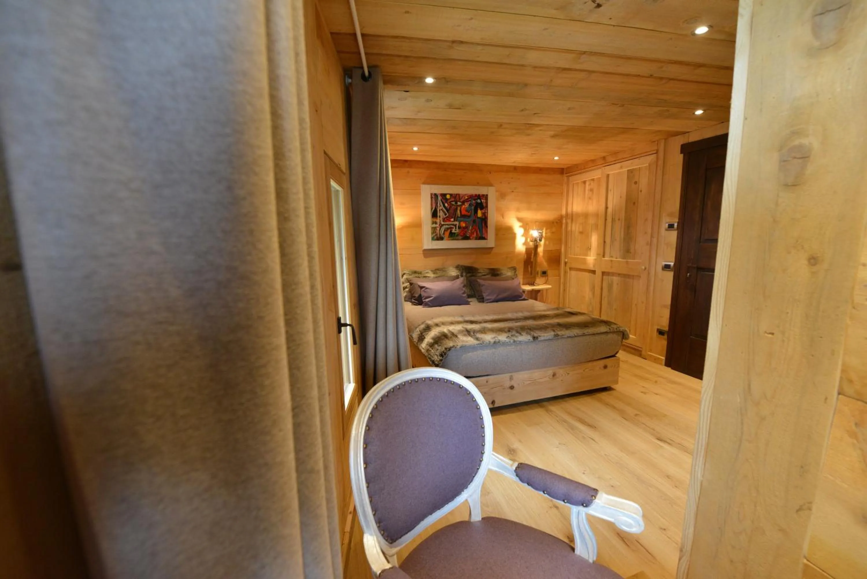 Bedroom, Bed in La Maison de Dolphe Chalet de Charme & Art gallery