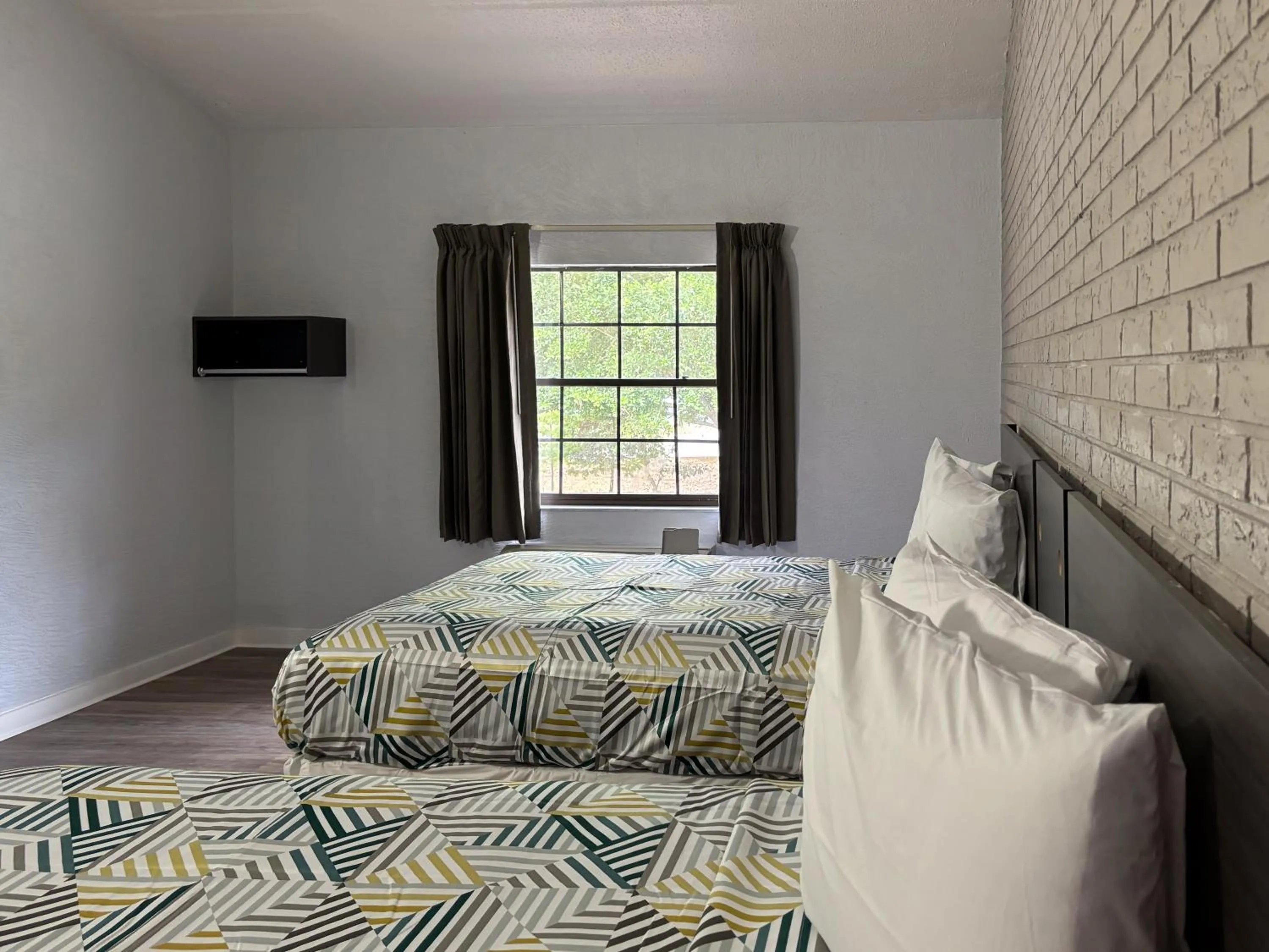 Bedroom, Bed in Studio 6 Tallahassee, FL North Monroe