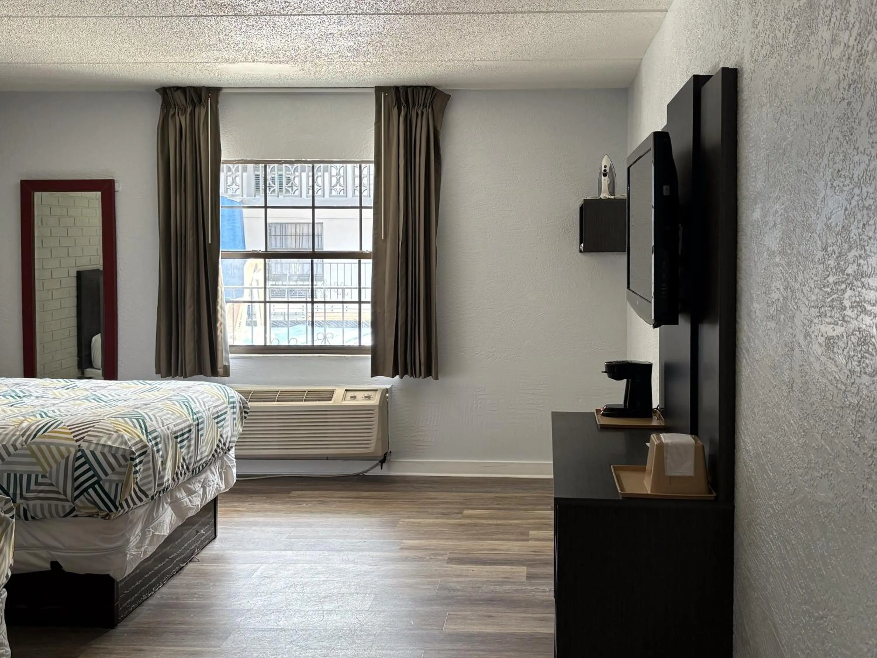 Bedroom, Bed in Studio 6 Tallahassee, FL North Monroe