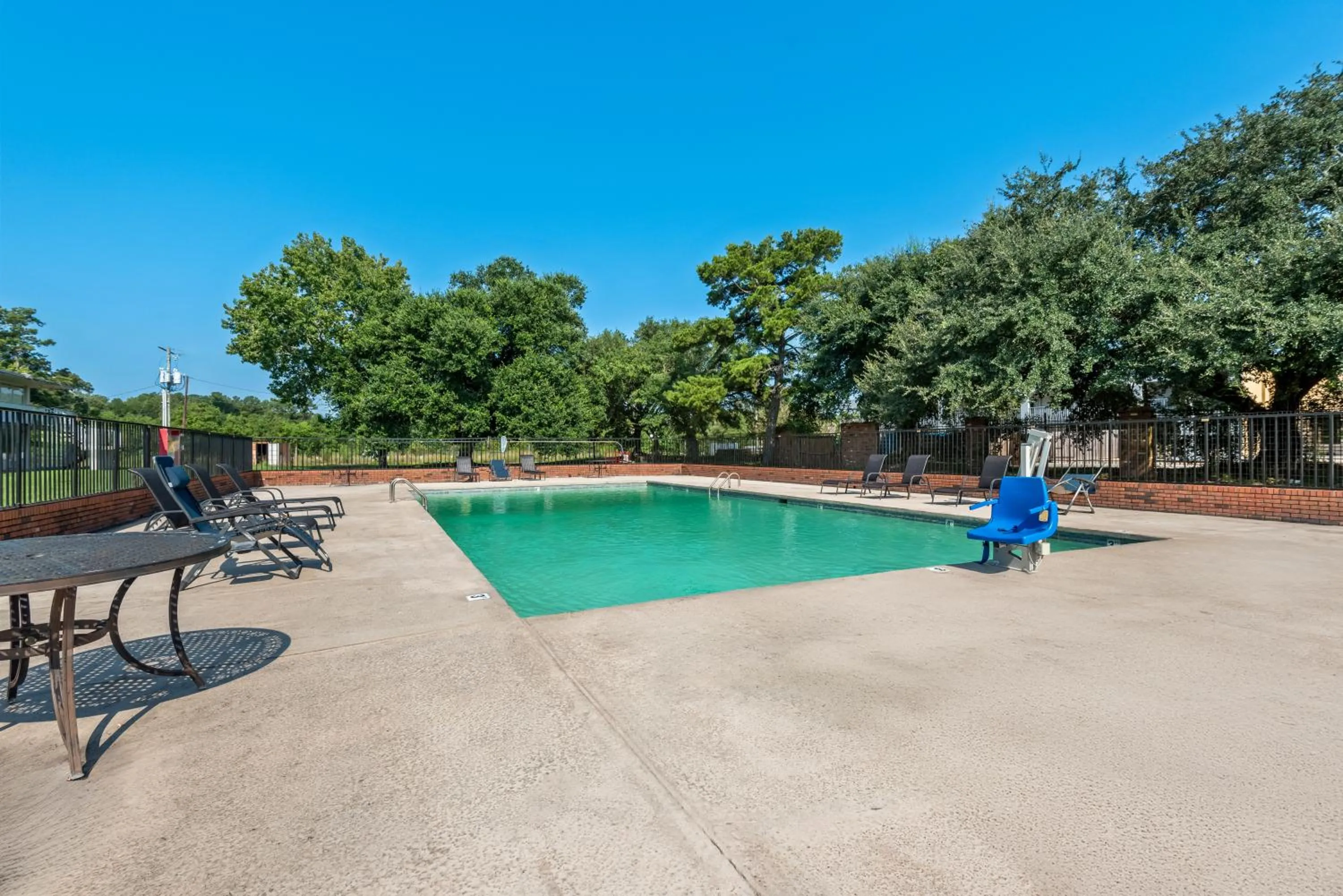 Swimming pool in Studio 6 Hammond, LA I12 I55