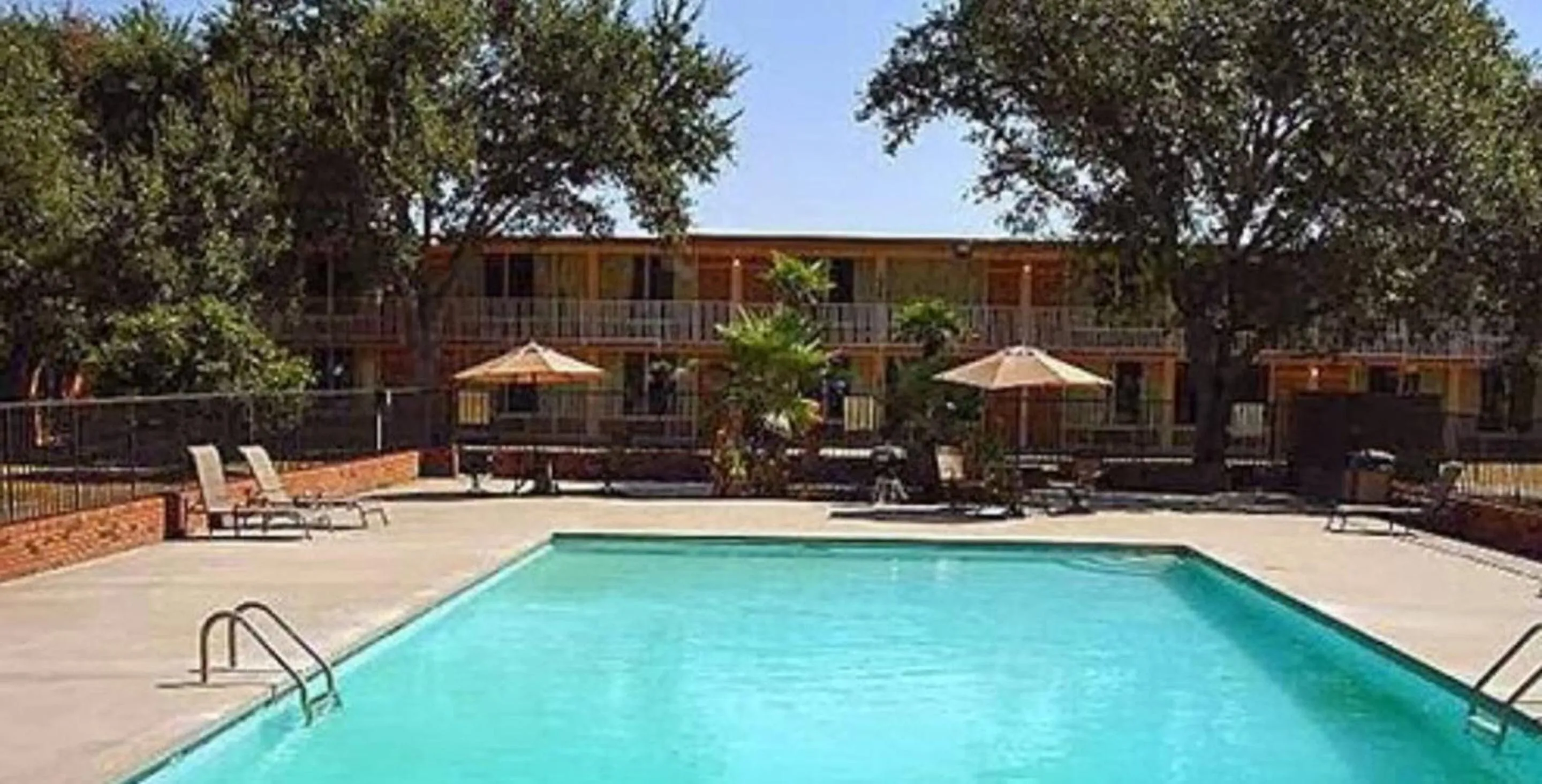 Swimming pool in Studio 6 Hammond, LA I12 I55